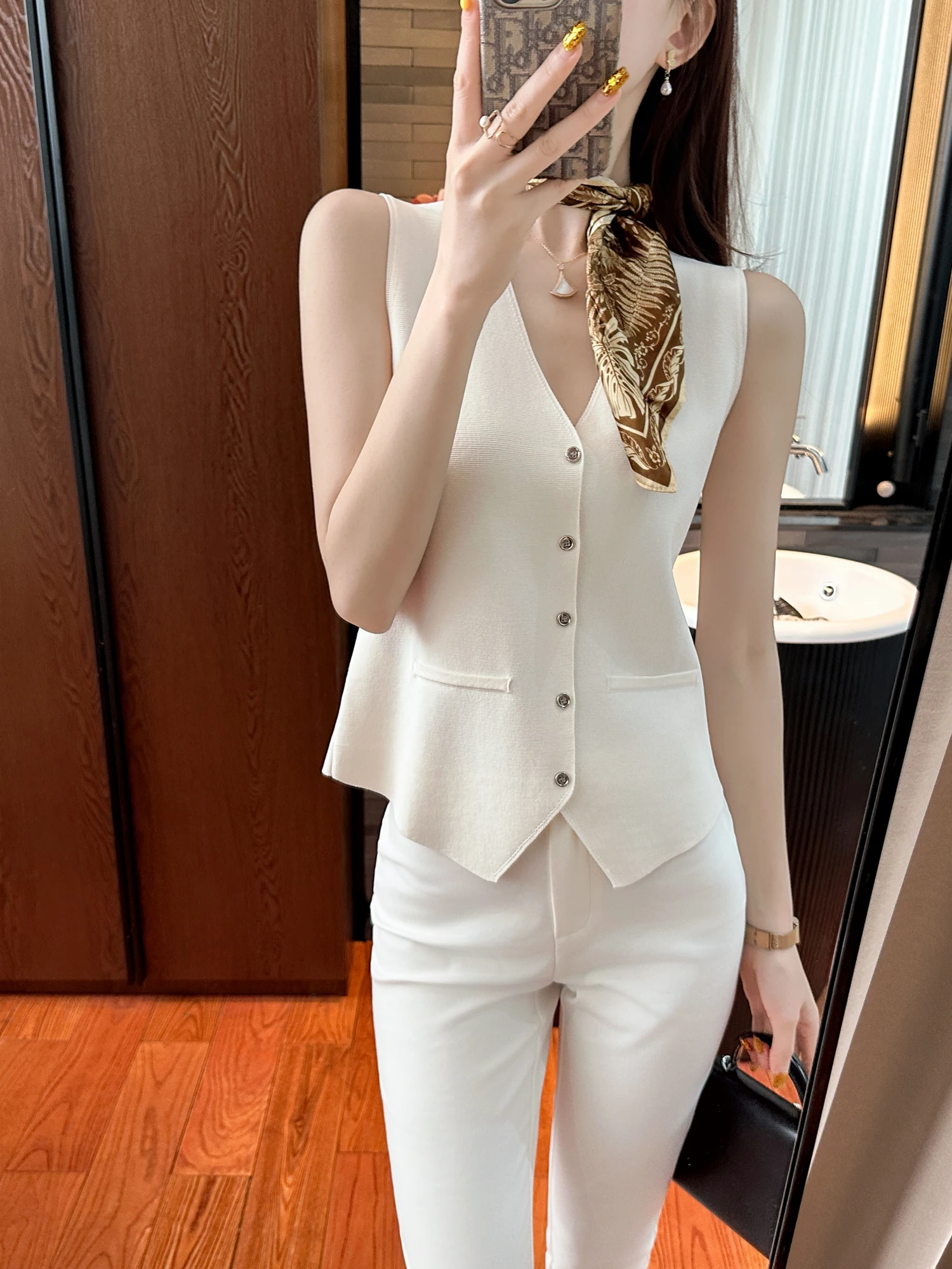 

You See Knitted V-Neck Vest in Beige Old Money Style Regular Fit Women's Fashion Casual Wear Easy to Match Knitwear