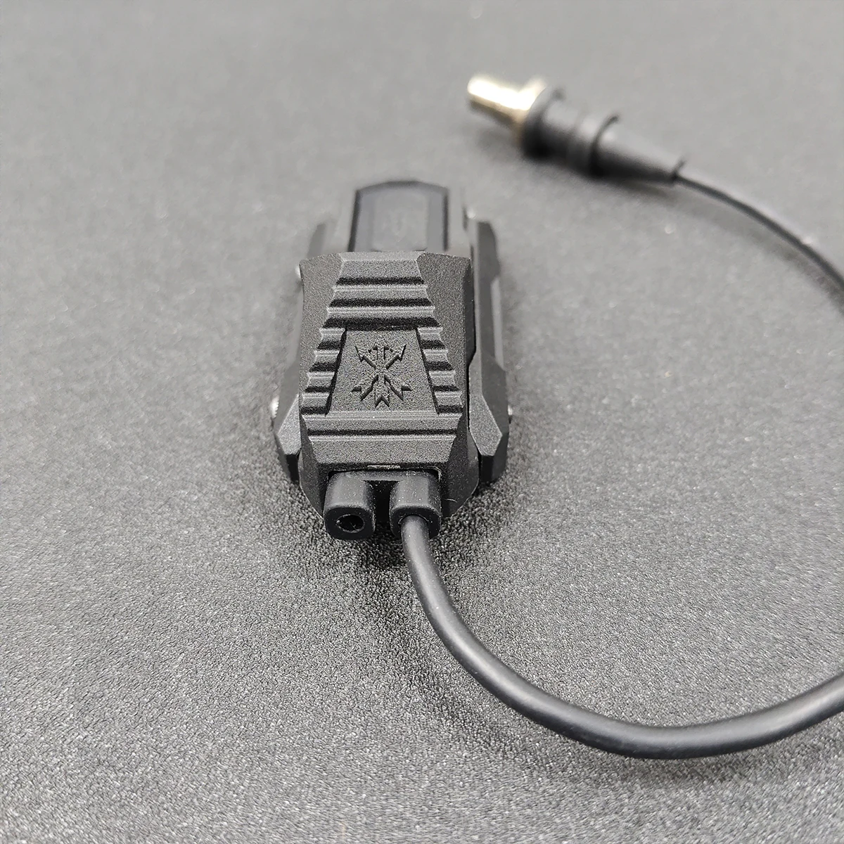 Surefire M300/M600 Taschenlampe mit AXON Dual-Funktion-Fernbedienungs-Druckschalter für 20mm Schiene UNITY Axon Schalter SF Stecker MK KEYMOD – Detail 7