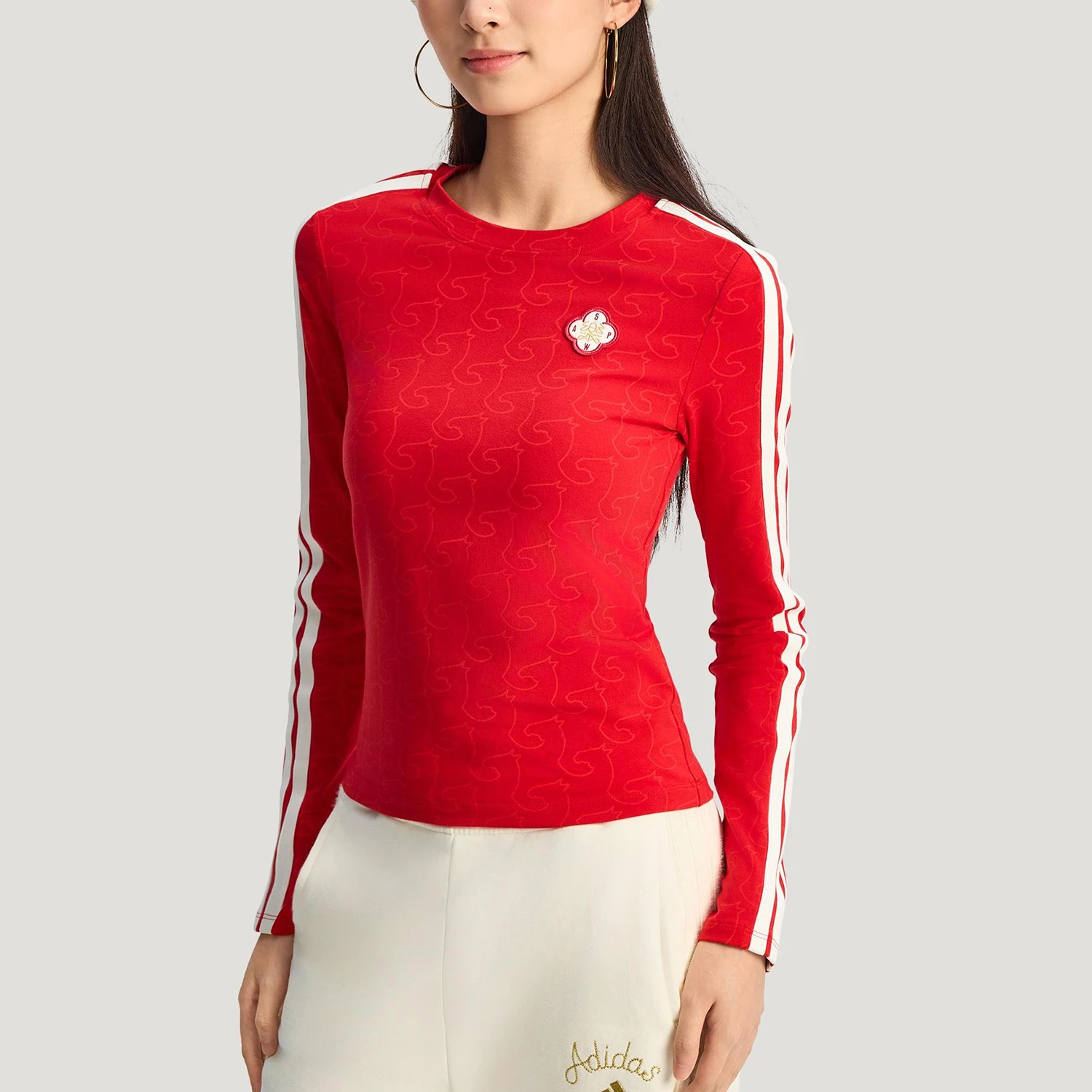 

Женская новогодняя мягкая футболка с длинными рукавами Adidas Originals Slim Fit KW4676