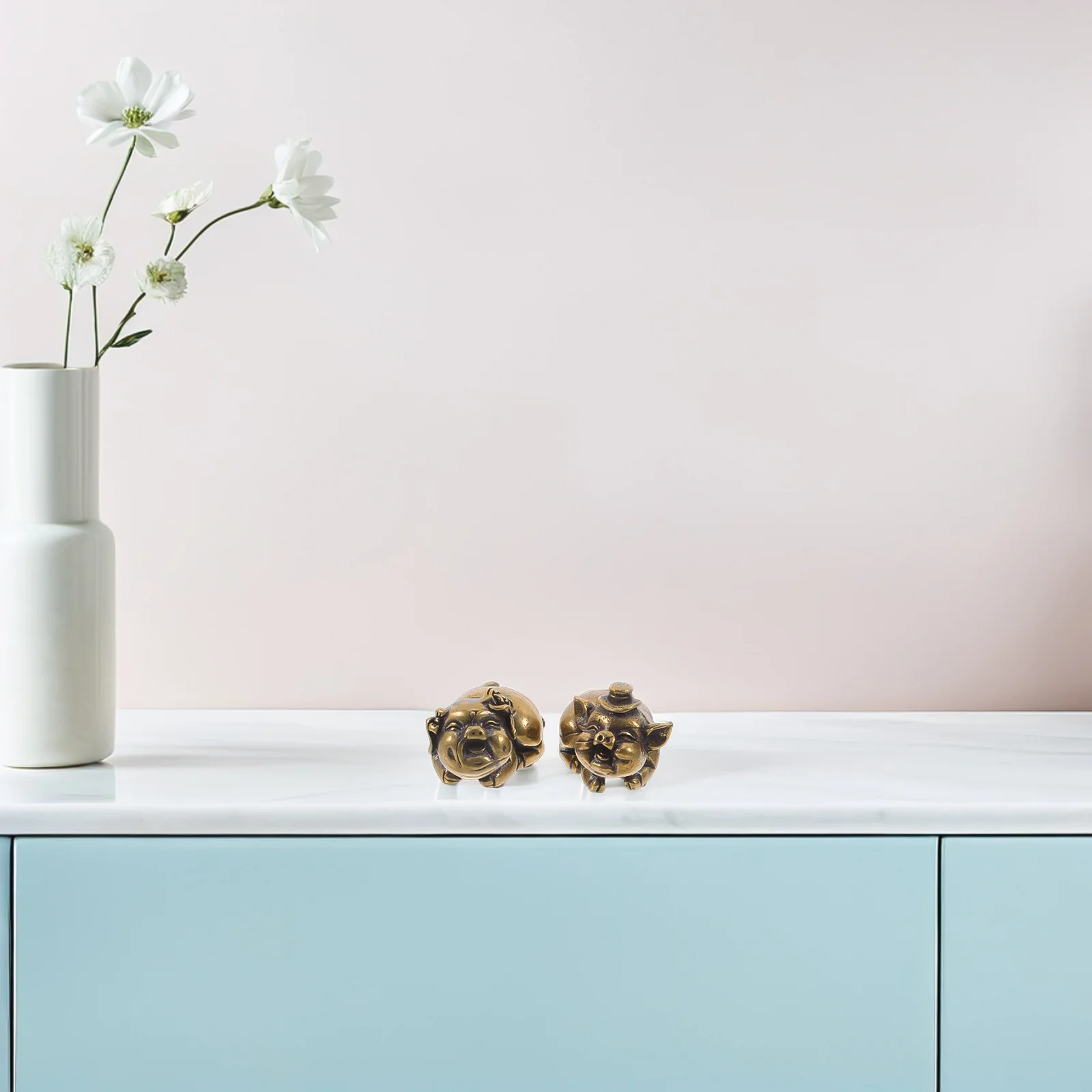 

2Pcs Mini Brass Pig Sculptures Romantic Couple Statue Set for Shelf Table Decor Modern Vintage Home Decoration Office Desk