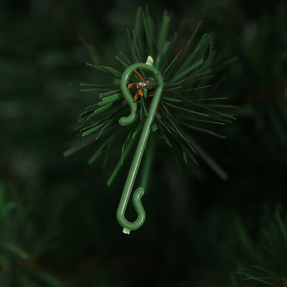 

500Pcs Green Plastic Hook S-Shaped Christmas Ornament Hanger PVC Hanging Supply for Tree Home Garden Deck Decoration Use