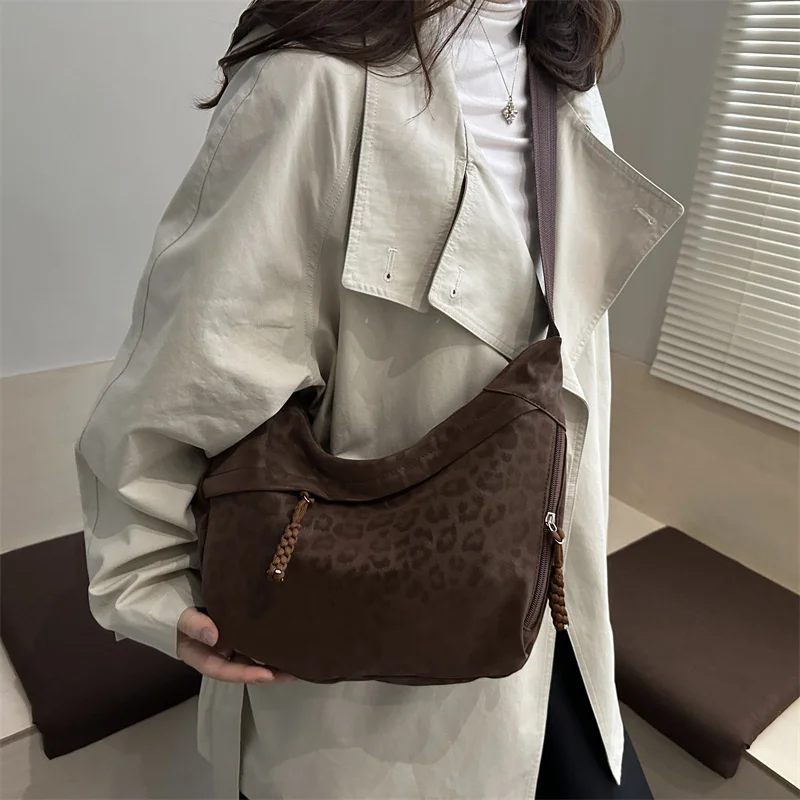 New Women Fashion Leopard Print Crossbody Bag Large Capacity Hobo Shoulder Bag for Daily Commute Casual Outfit Armpit Bag