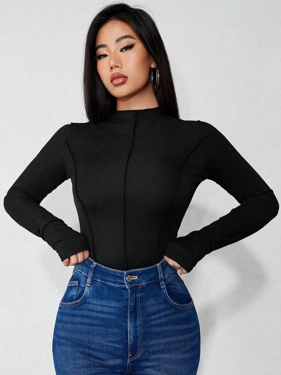 

Женское черное боди с ребристой отделкой, воротником-стойкой, длинными рукавами и декоративным швом спереди