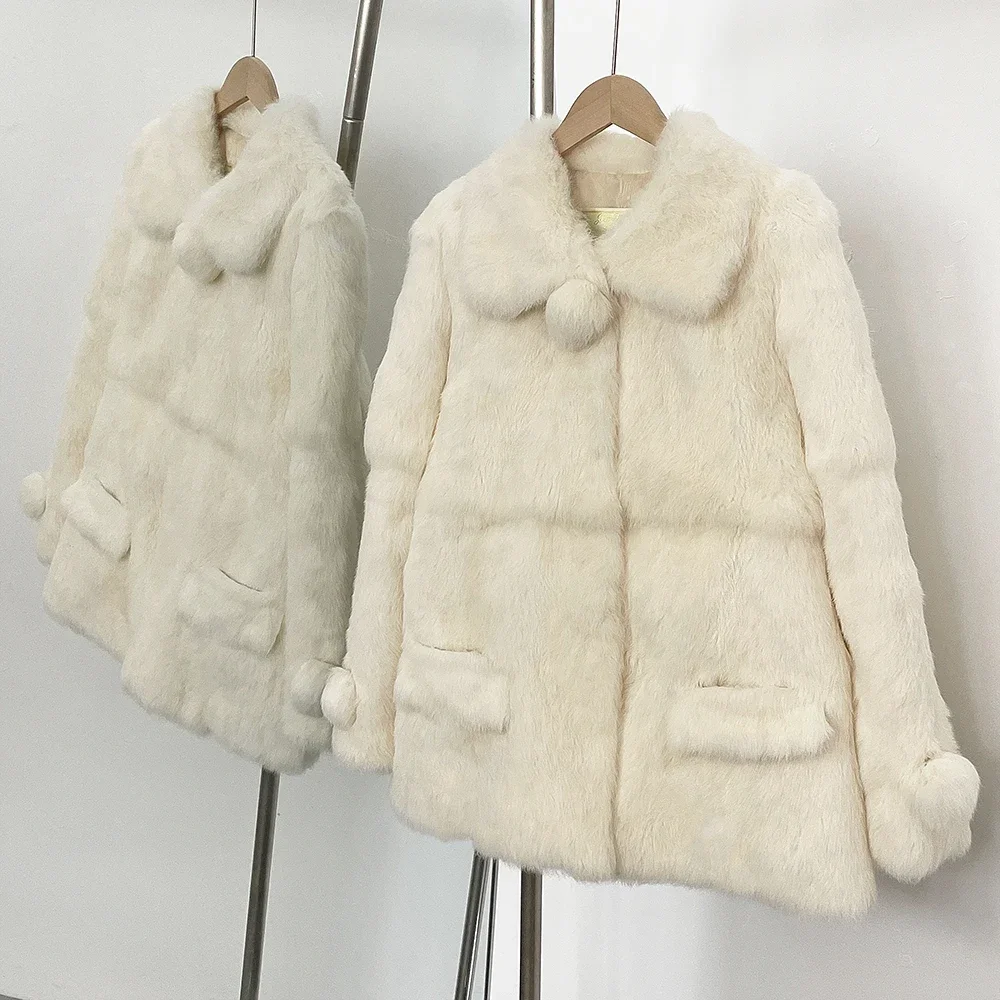 سترة من الفرو الحقيقي لعام 2025 ملابس خارجية نسائية شتوية جديدة سترة من فراء الأرانب الطبيعي معطف فرو دافئ ملابس نسائية كروية للسيدات