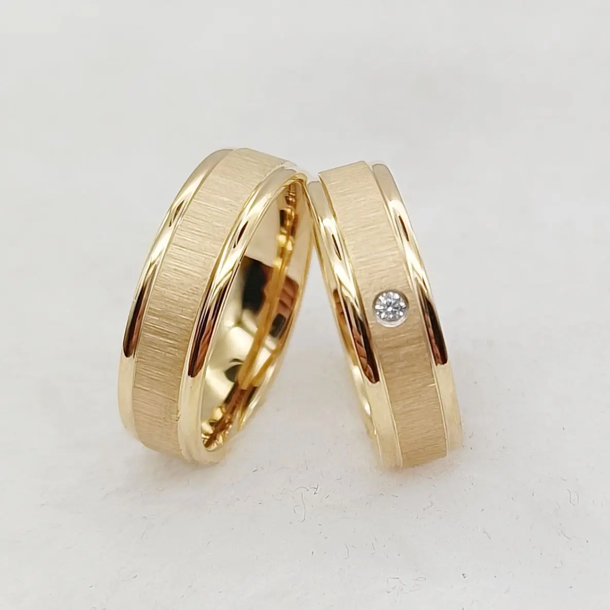 Conjuntos de anillos de boda para hombres y mujeres, joyería de titanio chapada en oro de 24k mate de diseñador único hecho a mano, anillo para