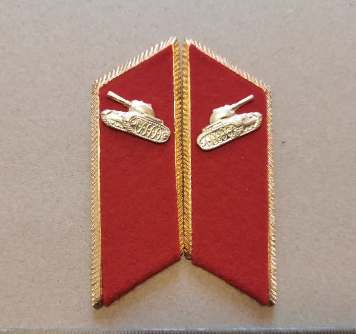 

Красное винтажное неформальное платье с нашивкой на воротнике Советского Союза