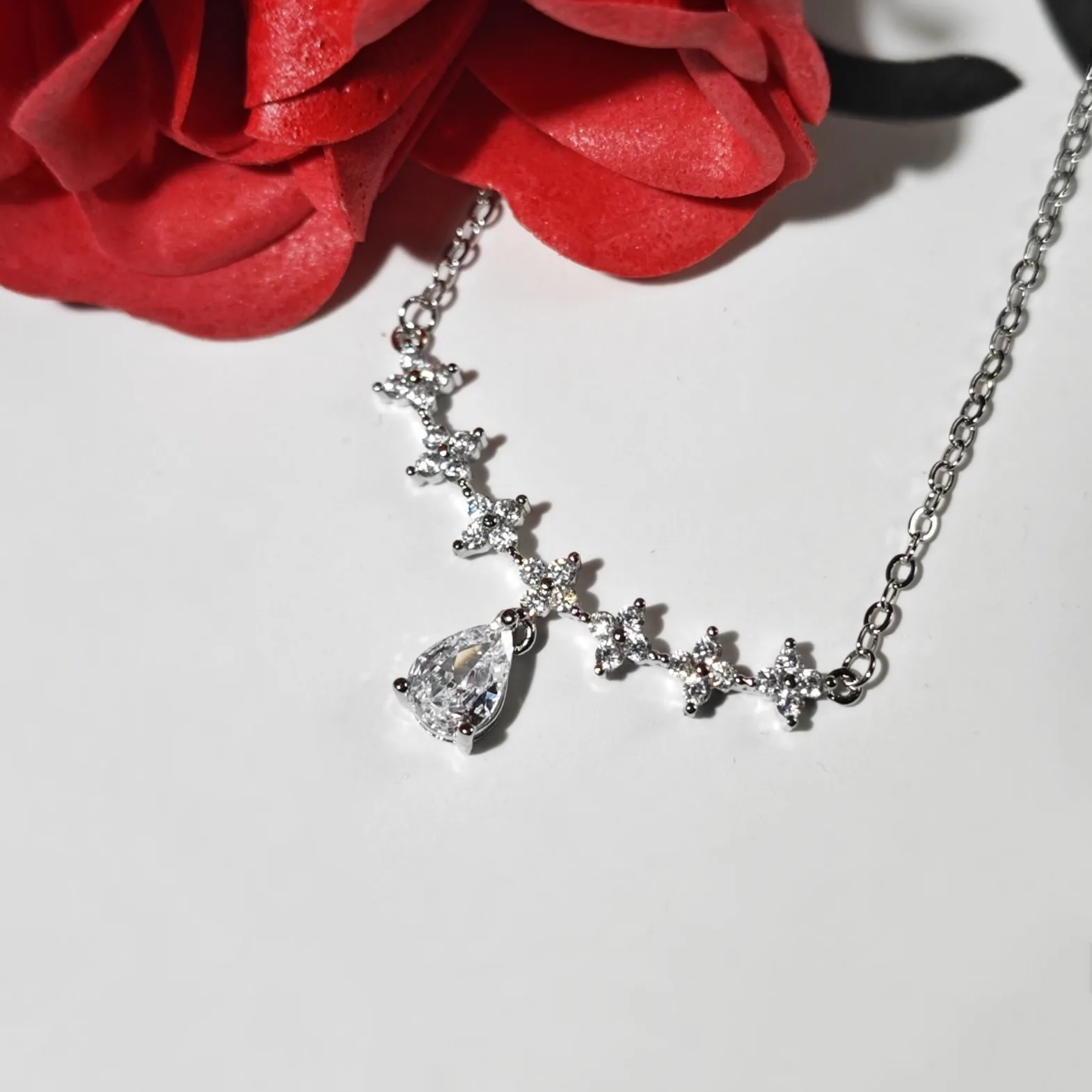 

Starry Necklace Korean Version Light Luxury Full Diamond Water Drop Zircon Niche High-end Cold Wind Star Clavicle Chain