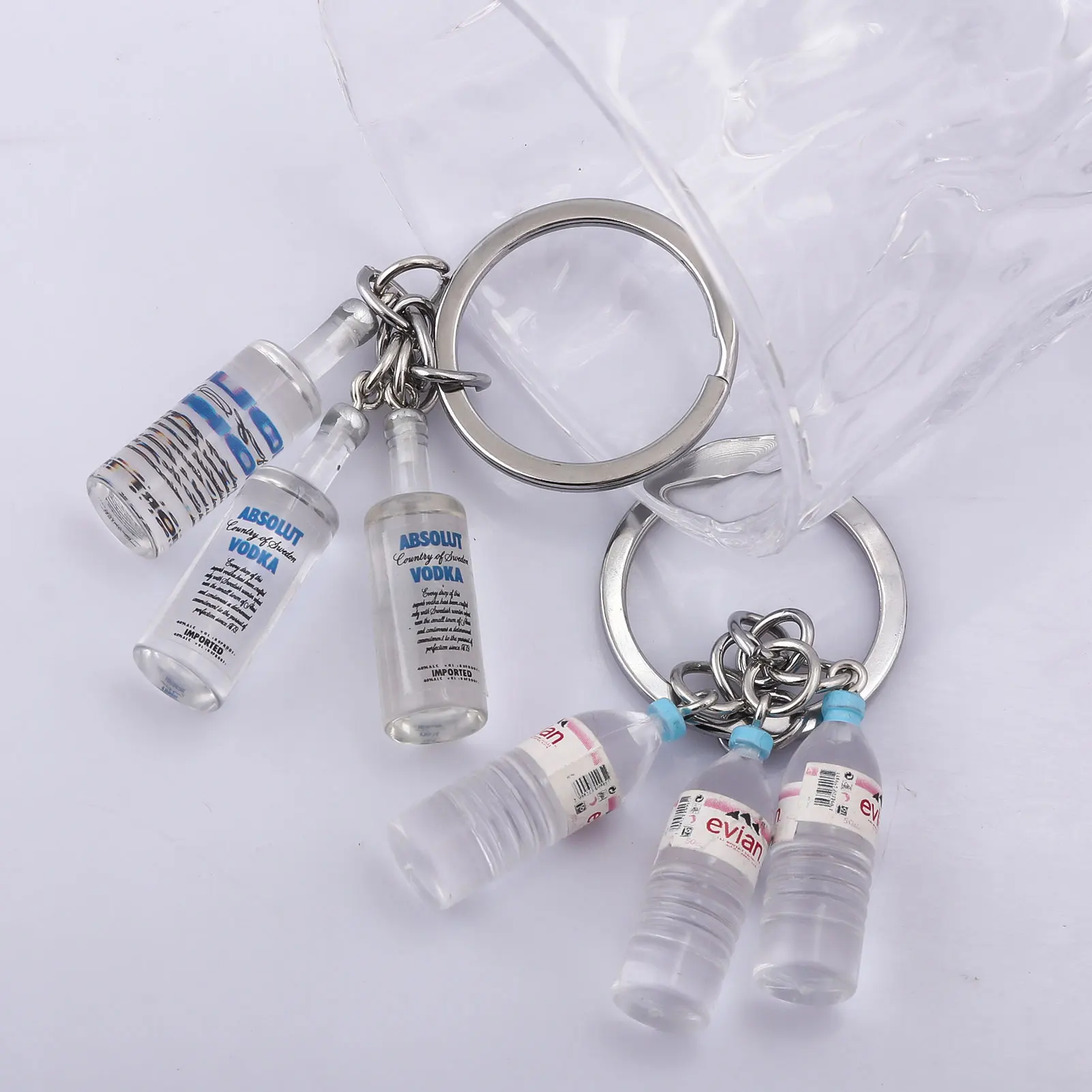 LLavero de botellas de agua Mineral de simulación creativa de moda, colgante de bolso, llavero de botella de agua Mineral Evian acrílico, regalo