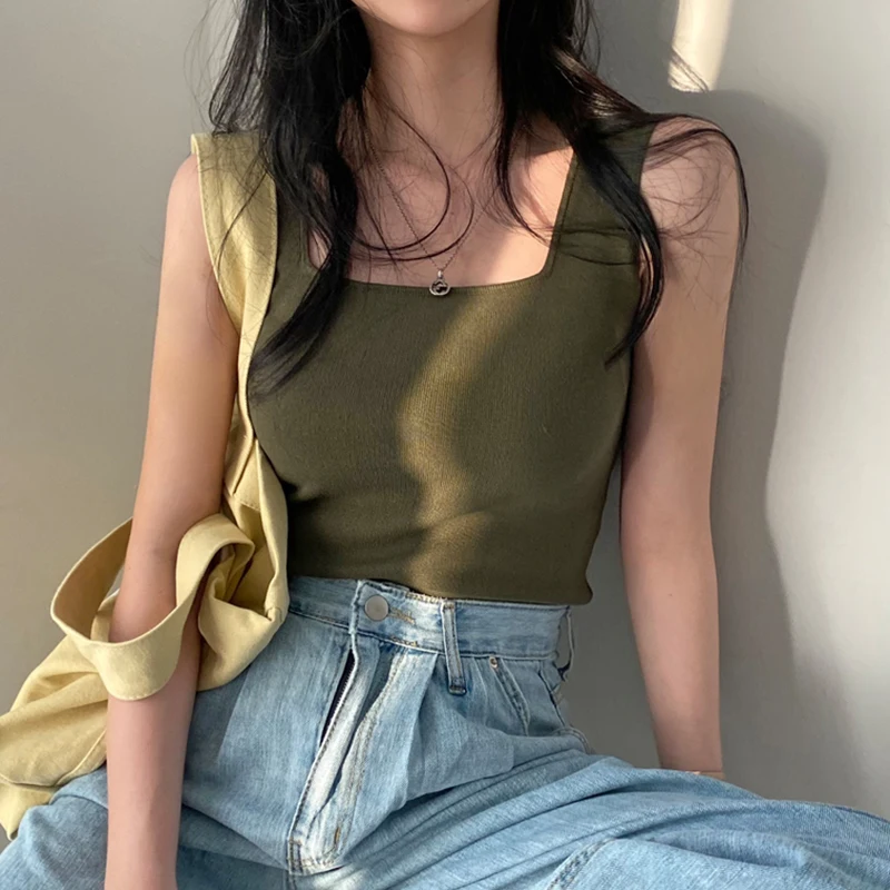 Elegancka letnia kamizelka dla druhen z kwadratowym dekoltem, wyszczuplająca, kolorowa bielizna, odkrywająca ramiona, modna.