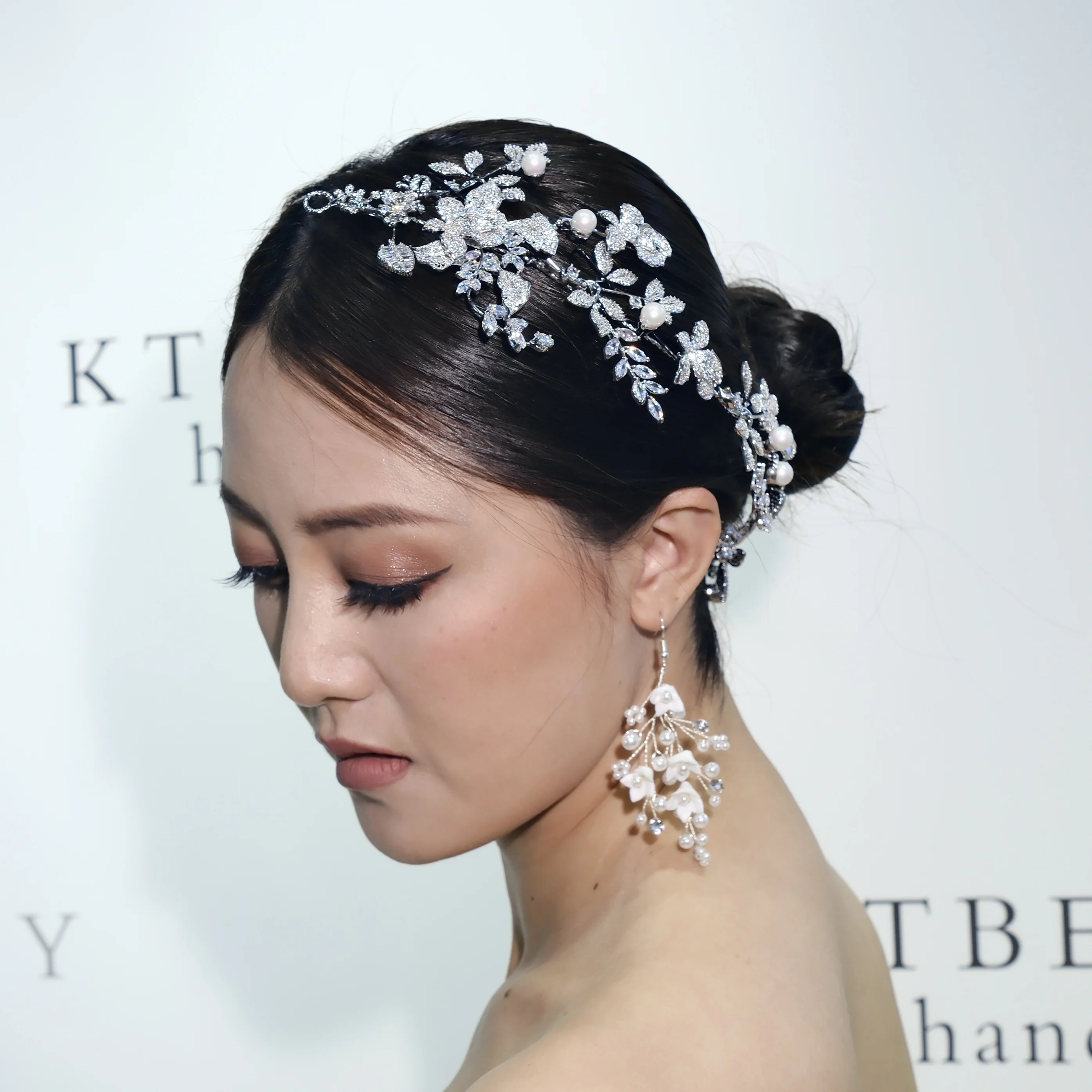 KTBEAUTY Lucury Wedding Hair  Accessories Zirconia Flowers And Leafs Tiaras Europen And American Crowns Royal Bridal Jewelry