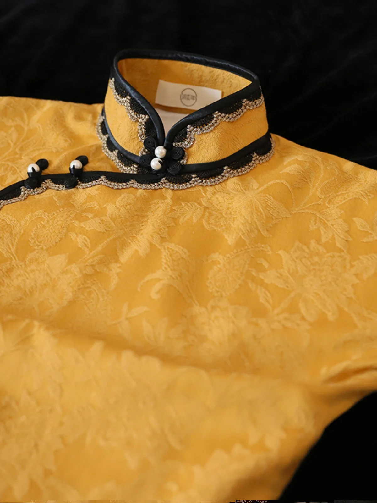 

Традиционное повседневное ципао ручной работы, длинное, двухслойное, одностороннее, с цветочным кружевом, на пуговицах, с плоским кроем, с узором «Желтые цветы»