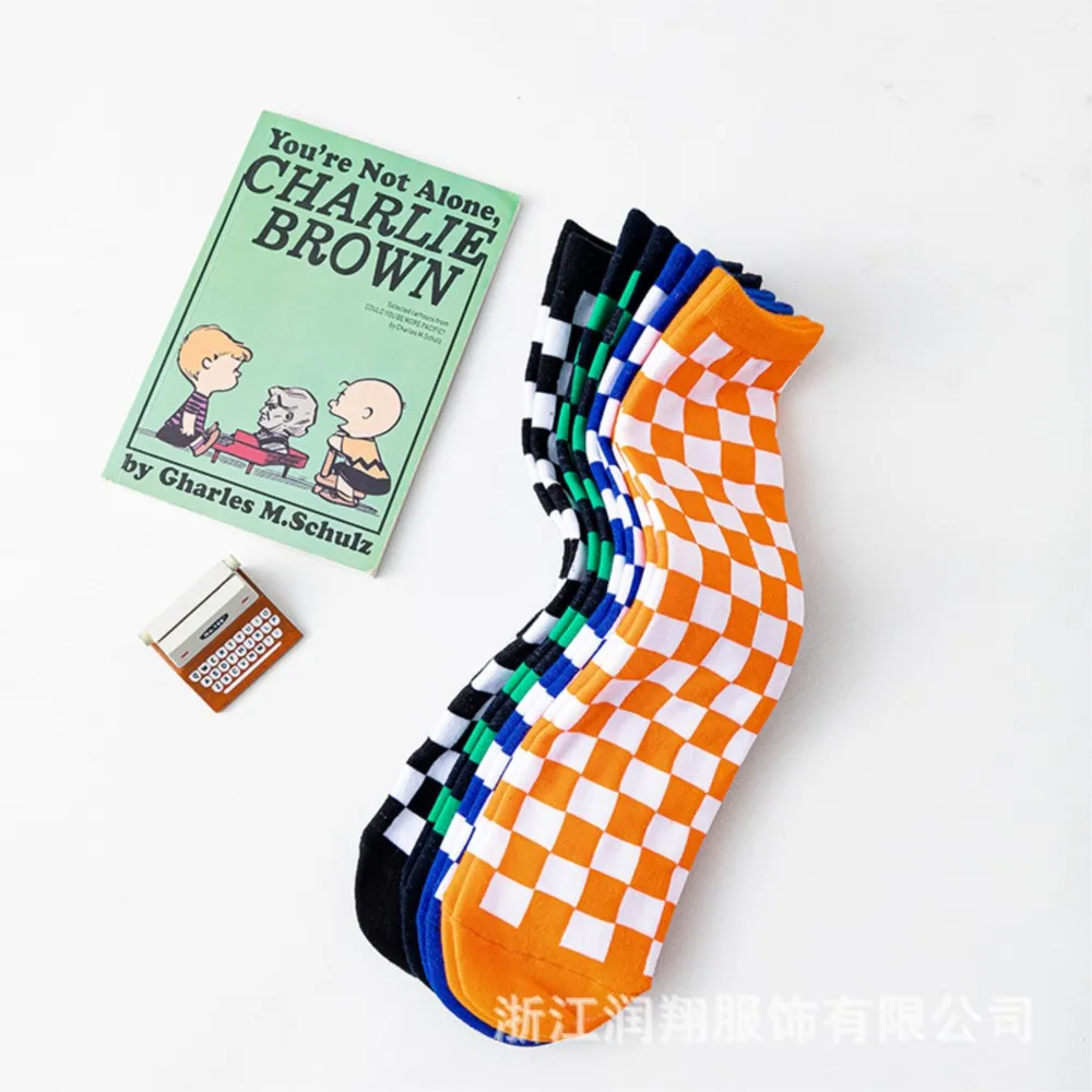 children students hip hop socks straight trend socks black and white Plaid socks personalized cotton socks.