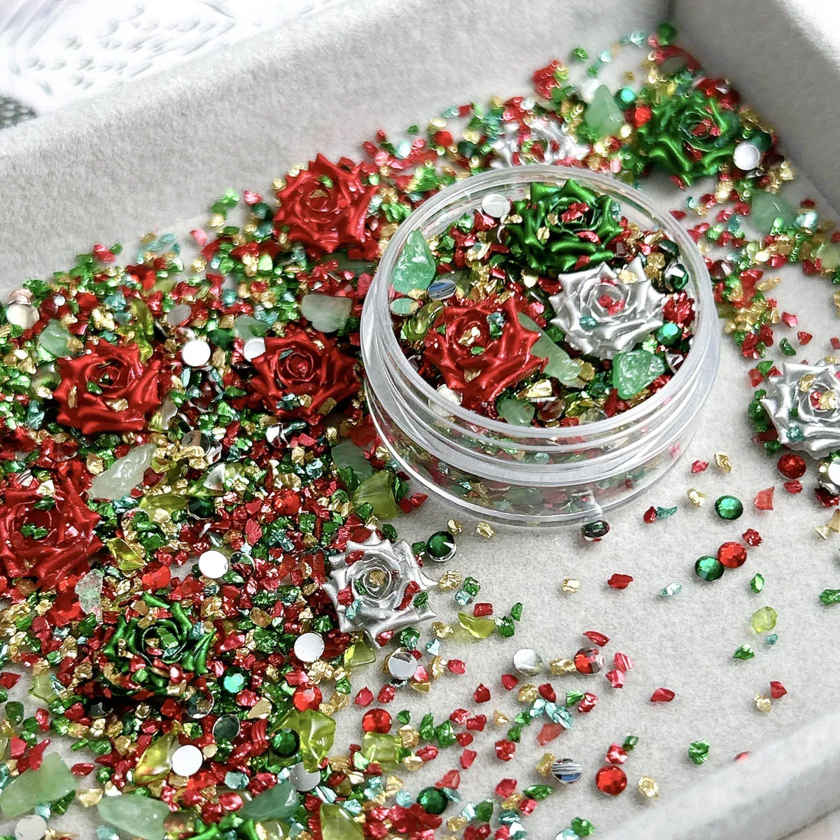 Boîte de breloques pour ongles en résine, série de noël créative rouge vert, pierre irrégulière, fleurs simulées, décorations mixtes pour Nail Art, DIY, 1 boîte