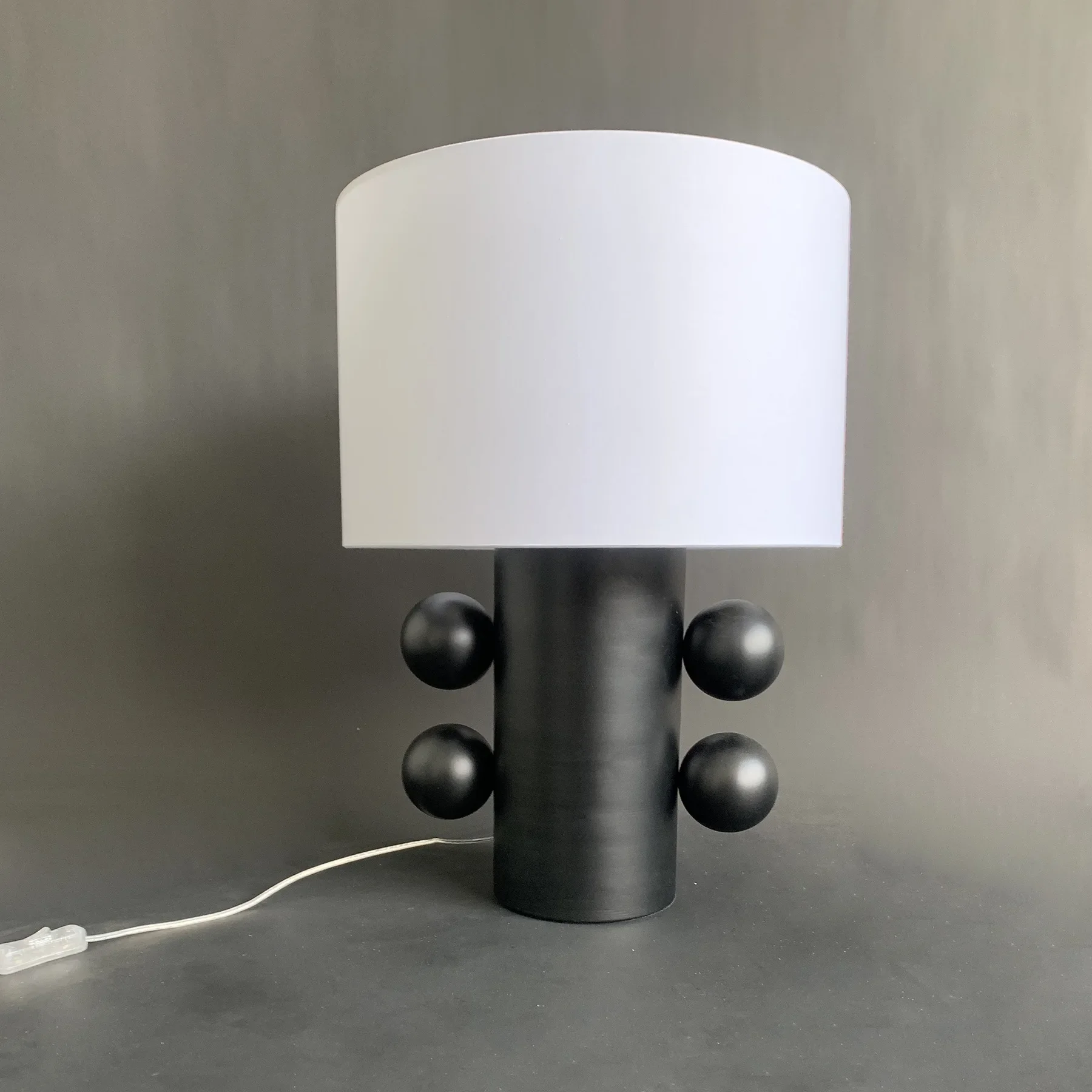 Modern simple iron ball cloth lampshade table lamp/soft decoration design/villa/hotel/model room light luxury iron table lamp