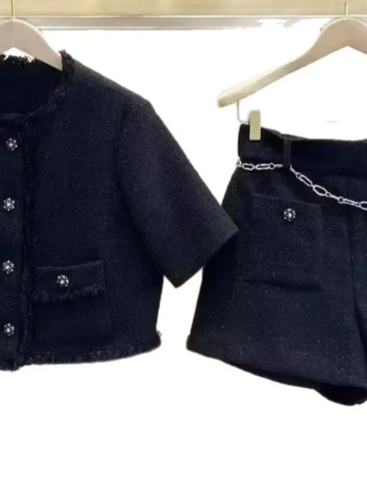 Conjunto de Primavera para Mujer: Abrigo de Tweed con Cuello Redondo, Estampado Floral 3D, Manga Corta, Cierre de Botón y Bolsillos + Pantalones Cortos de Moda con Cinturón de Cadena de Cintura Alta
