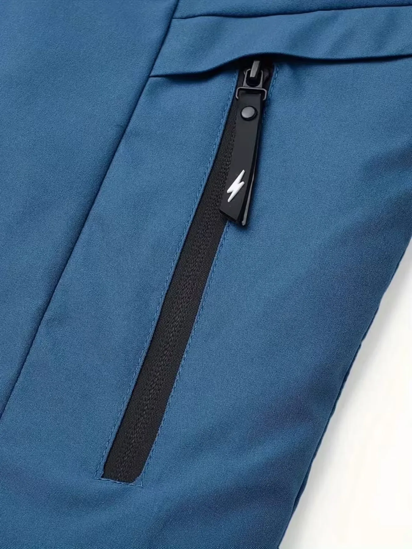 Die wind- und wasserdichte Jacke ist mit dem Aufdruck "YAMA" versehen und hat eine lockere Passform, geeignet für Motorrad-Enthusiasten. – Detail 7