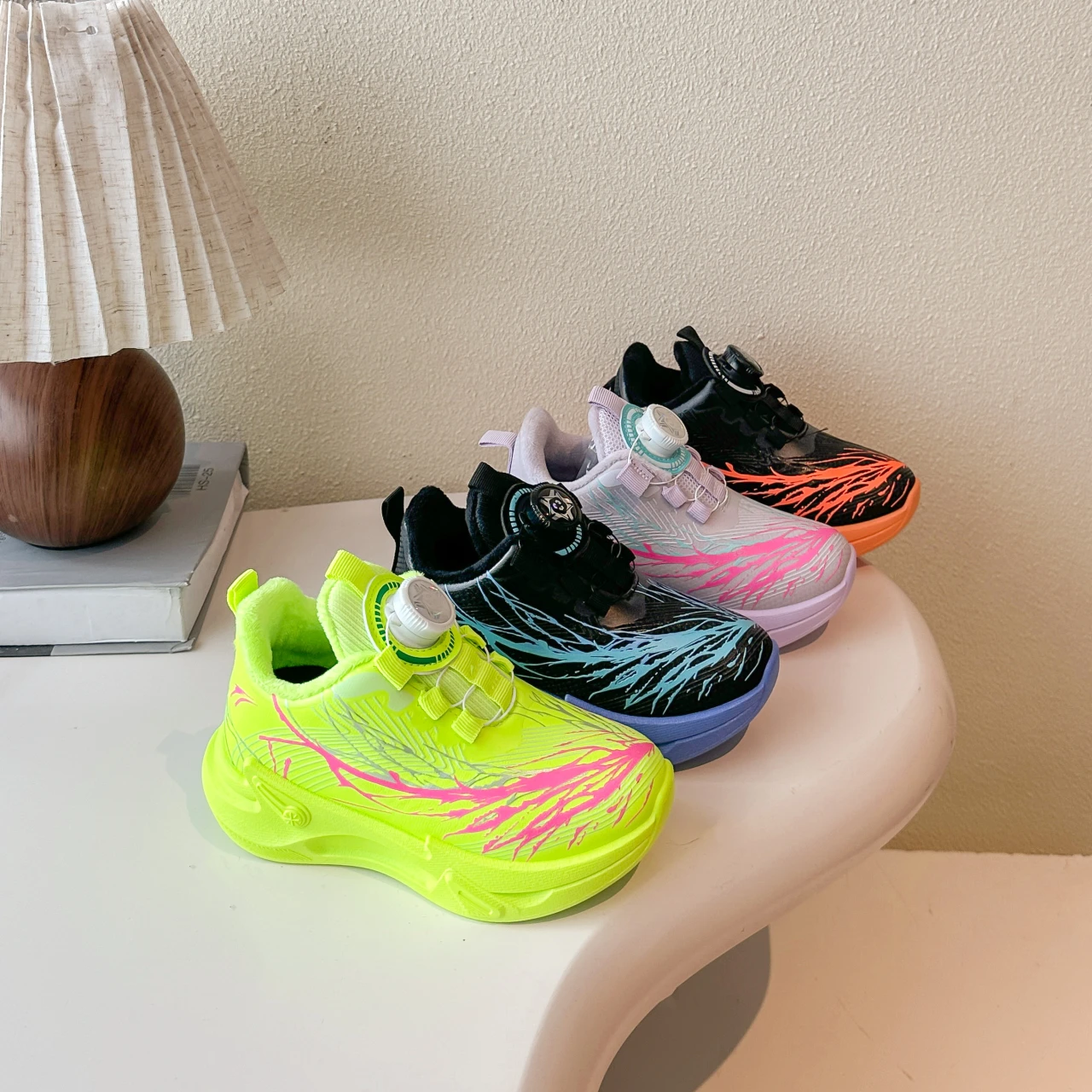 

New children's sports shoes: Girls' soft-soled running shoes for light weight, boys' anti-slip casual shoes for big kids