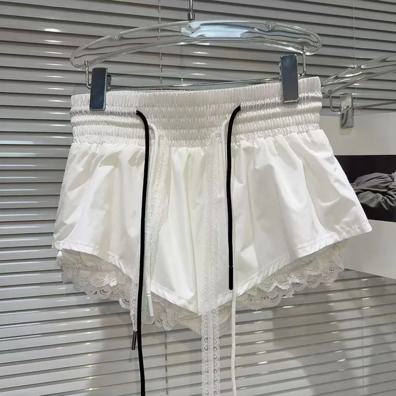 شورت نسائي صيفي 2025 موضة كورية بيضاء جديدة تنورة بالون هاراجوكو ملابس نسائية قصيرة Y2k شورت نسائي أسود