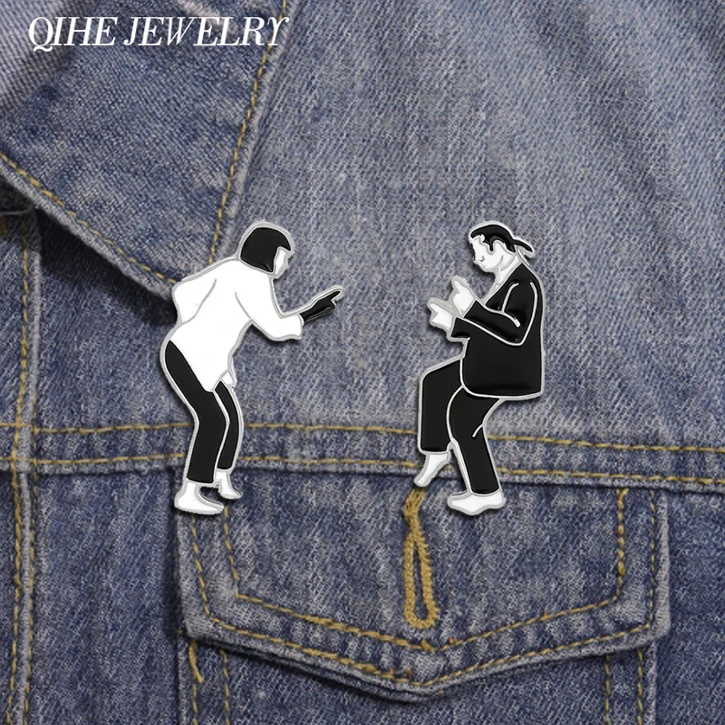 2 Stück berühmte Filmfigur Emaille Pins benutzerdefinierte Swing Dance Figur Rolle Brosche Hemd Kragen Revers Abzeichen Schmuck Geschenk für Freunde