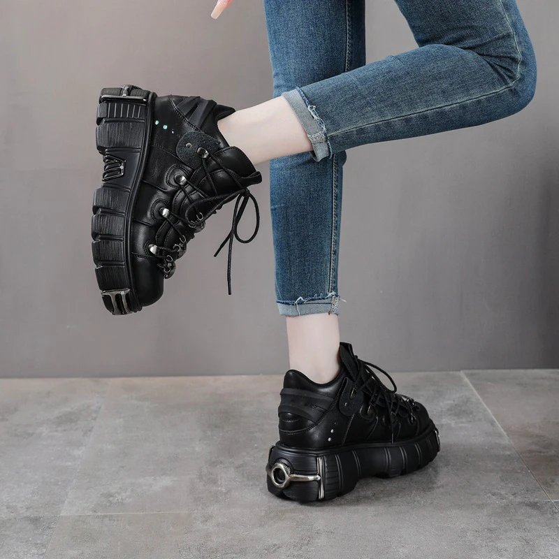 Grote Plus Fluwelen Papa Schoenen voor Vrouwen Nieuwe Dikke Zolen Heavy Metal Punk Trend Mode Schoenen Vrouwen Laarzen Zwart Metalen Decoratie