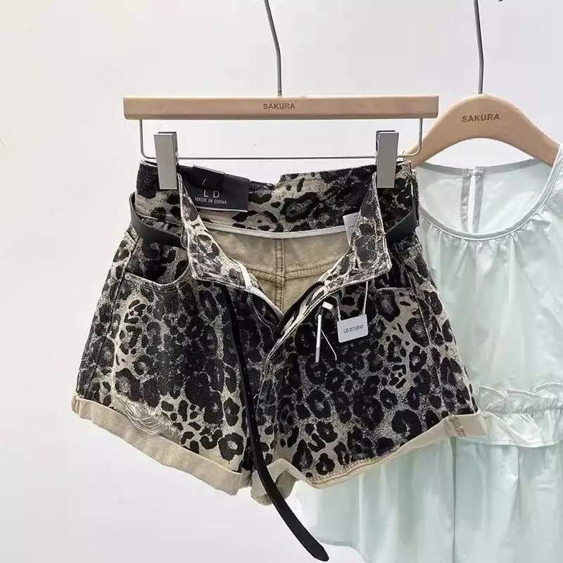 

Новые женские джинсовые шорты с леопардовым принтом и контрастными вставками, с завышенной талией, с эффектом рваных штанин, широкие штанины А-силуэта, лето 2026
