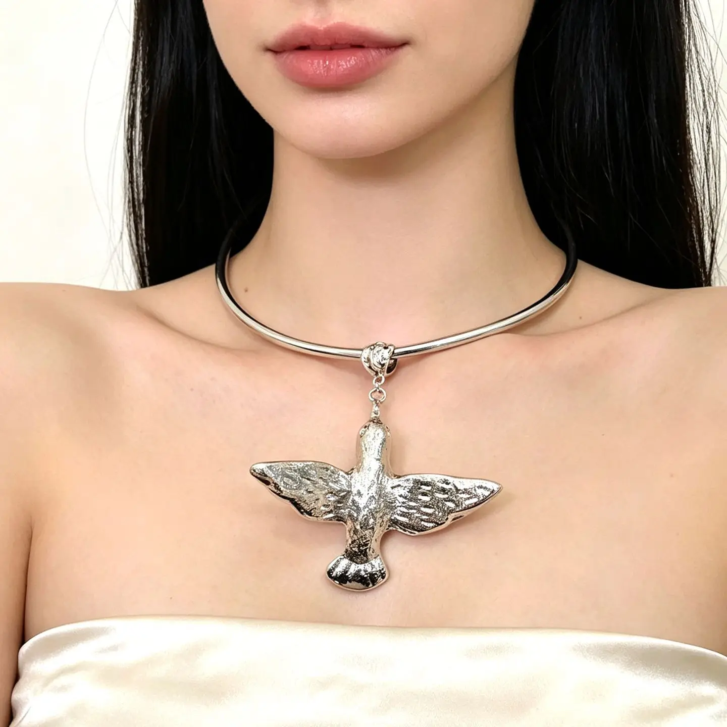 Retro Distressed Texture Bird Collar Necklace for Women Gold-plated Metal Dove Pendant Collar Necklace Fashion Jewelry