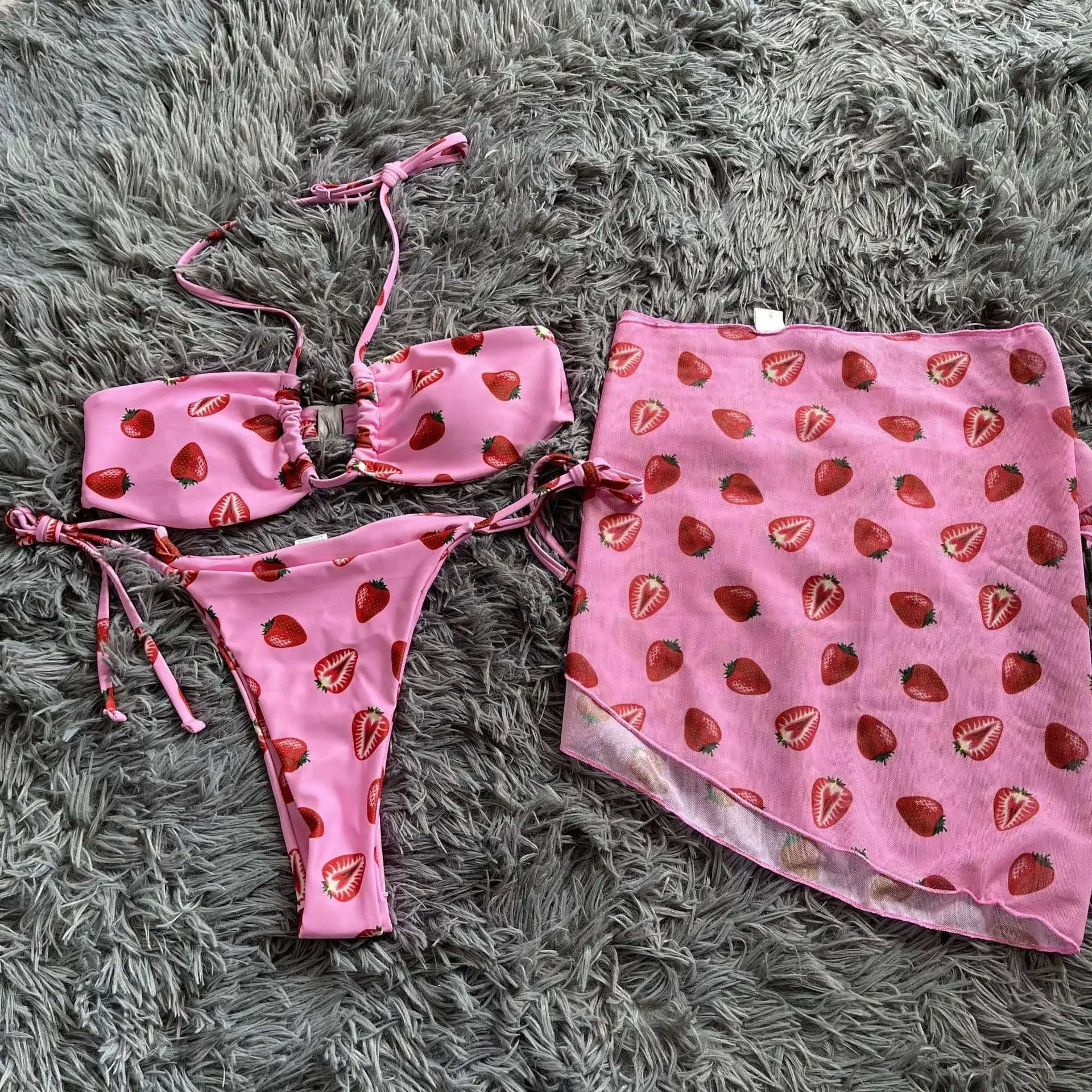 Set bikini con stampa fragola 2024 costume da bagno donna costume da bagno a tre pezzi costume da bagno con gonna in tulle senza schienale con coulisse a fascia