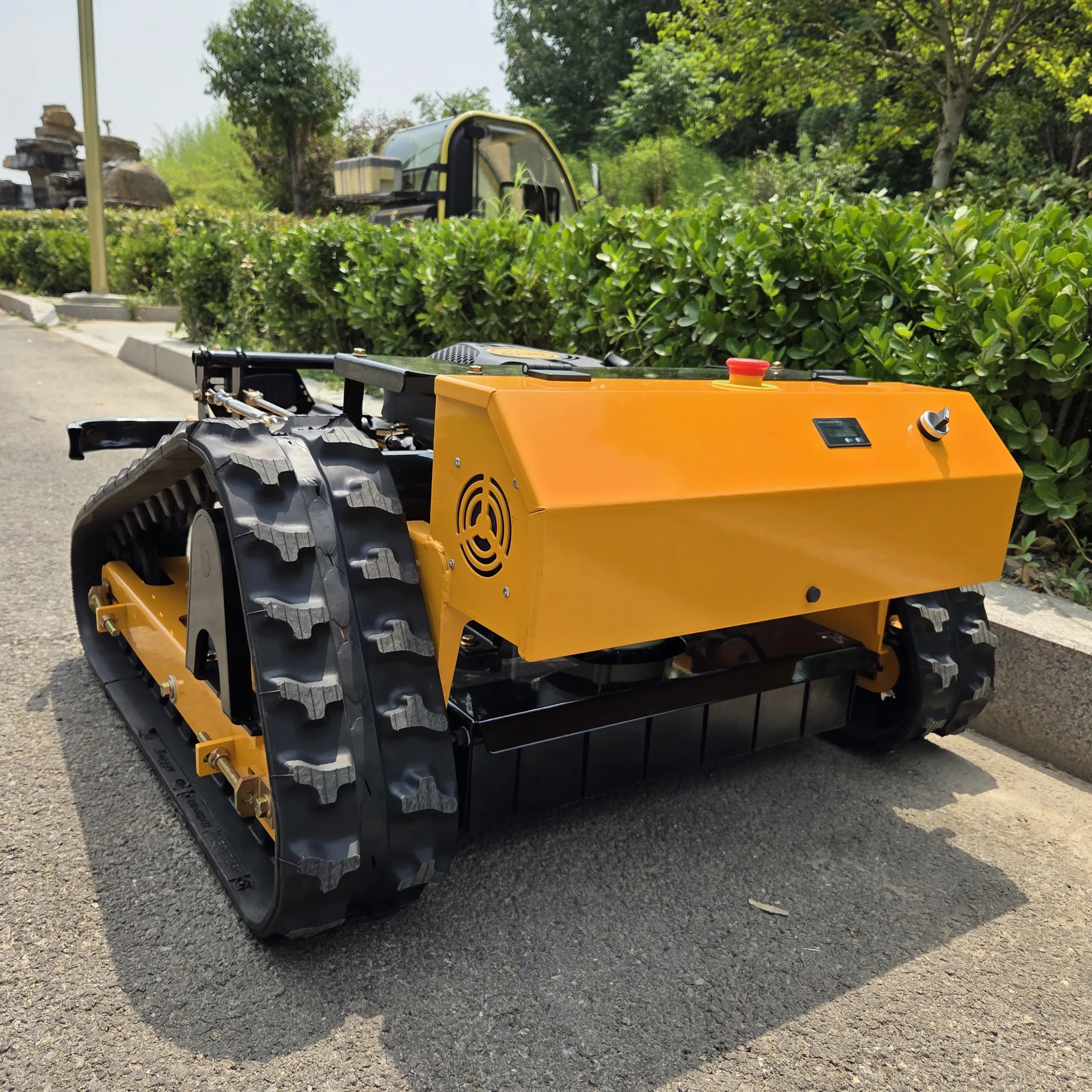 يمكن تجهيز جزازة العشب التي يتم التحكم فيها عن بعد أيضًا في الشتاء مع مجرفة ثلج لدعم التحكم في السرعة