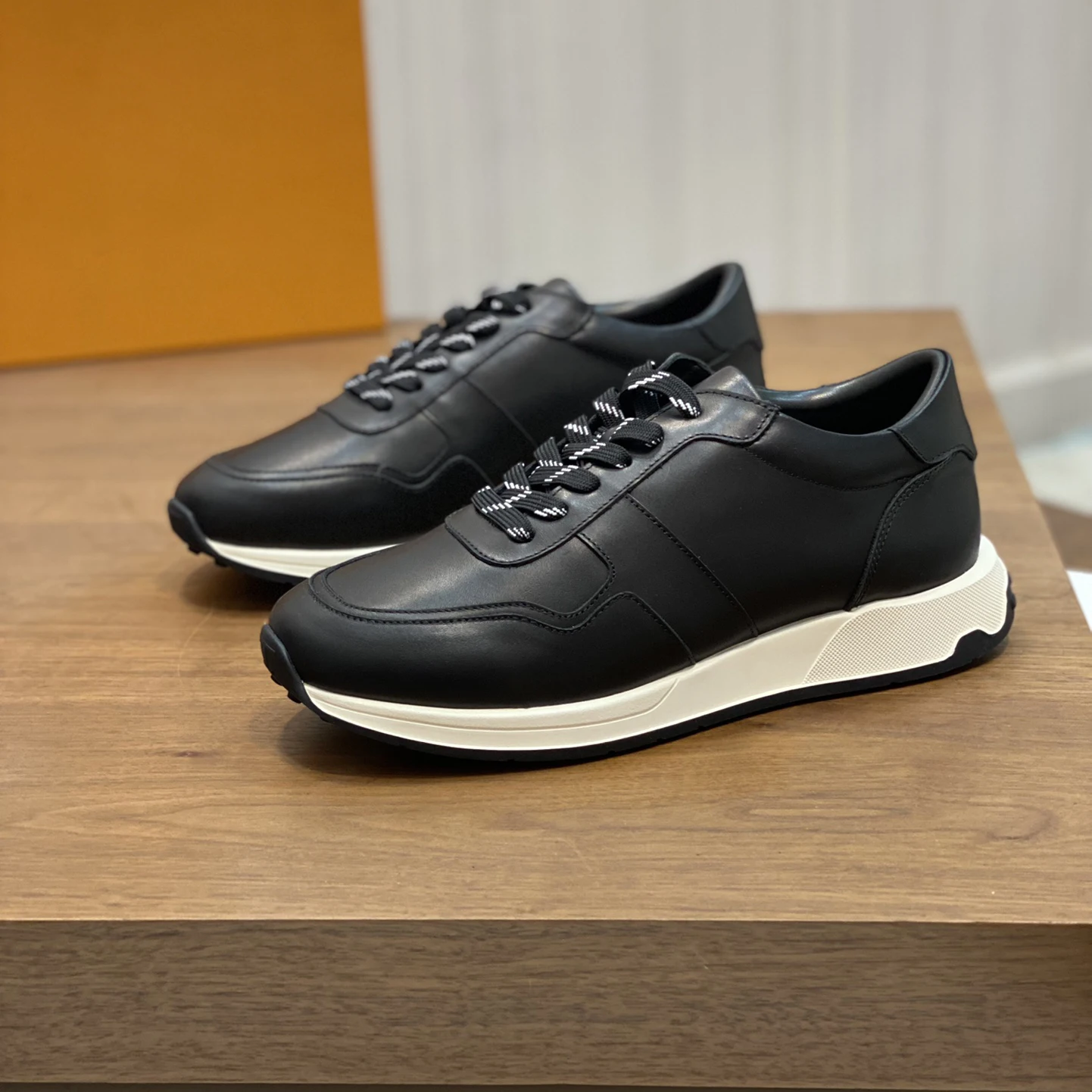 

Luxury Brand Desinger Sneakers Men Leather Shoes Black Sports Running Shoes Unisex Thick Soled Shoes