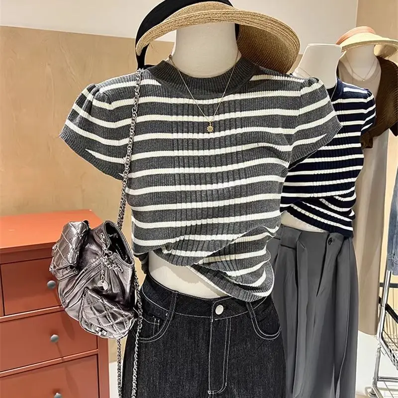 

Женская летняя трикотажная блузка-футболка с горизонтальными полосками, круглым вырезом, приталенным силуэтом, пышными рукавами и короткими рукавами в стиле ретро