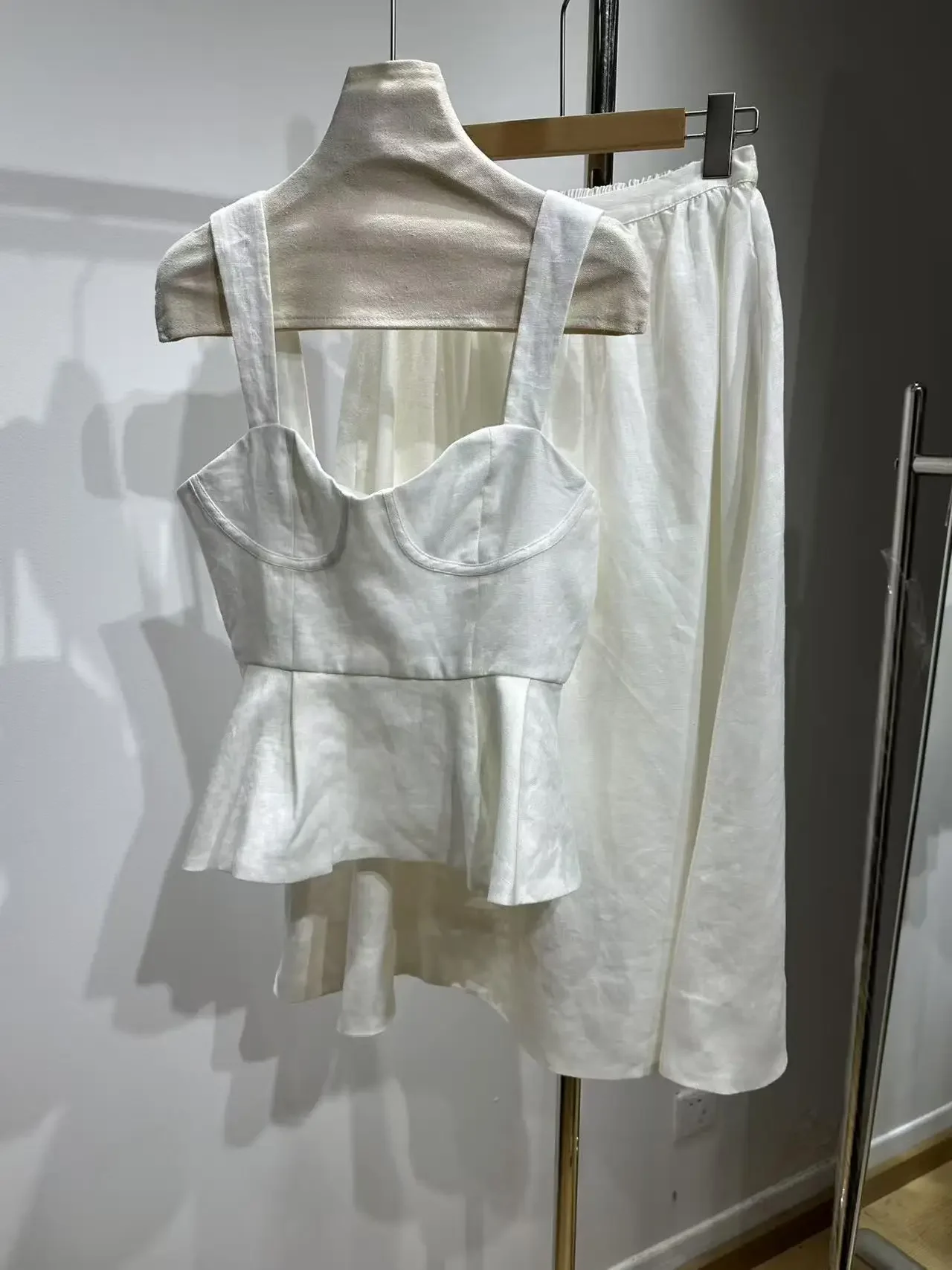 

Новинка 2023 года, женский белый льняной комплект, жилет без рукавов с квадратным воротником + юбка-миди трапециевидной формы с эластичной резинкой на талии, повседневные женские костюмы