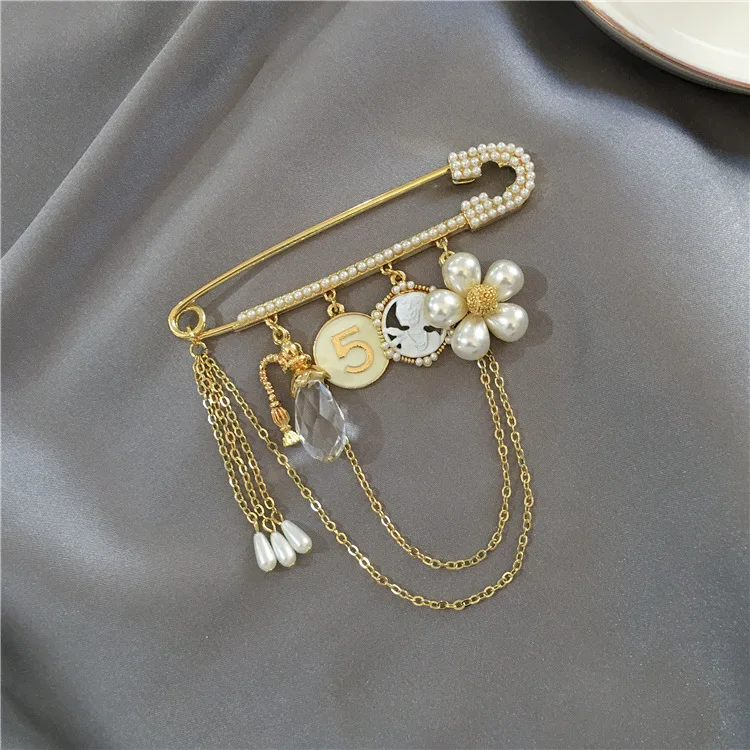 High Grade Elegant Brooches for Women Vintage Suit Camellia Pearl CC Brooch Girls Gift Clothing Accessories