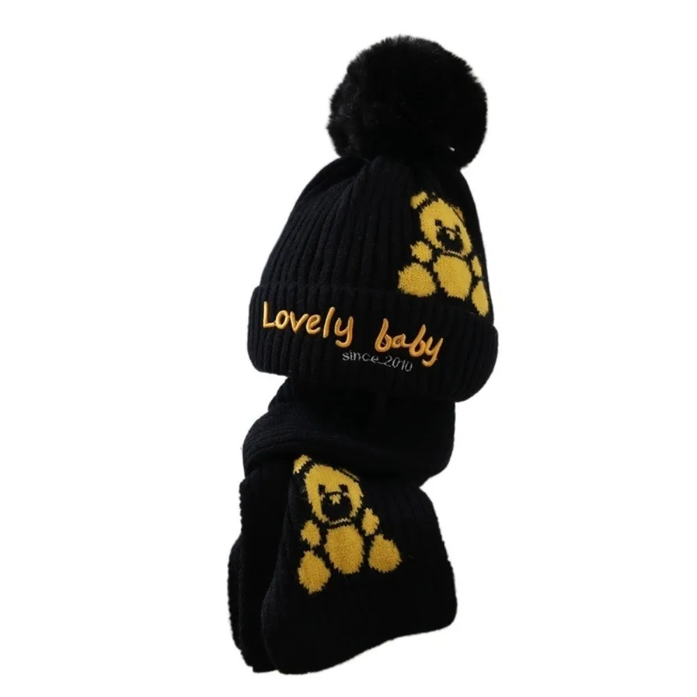 Set Topi Syal Anti Angin Bertema Beruang Desain Lucu Anti-Dingin untuk Anak-Anak dengan Dekorasi Pompom Bahan Rajut Topi Pompom Beruang untuk Pelajar