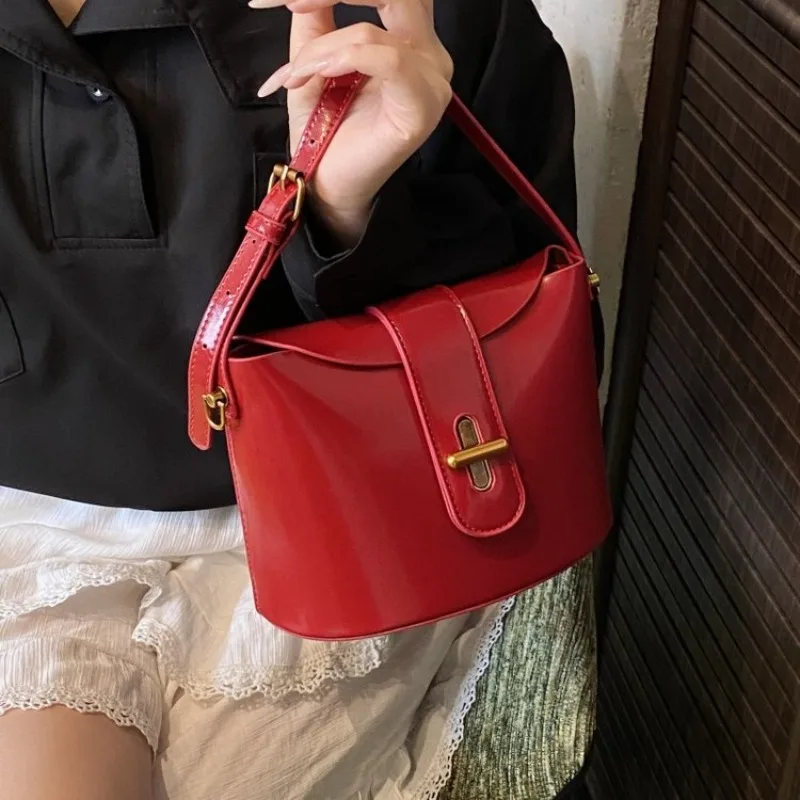 

Luxury Vintage Fashionable Tote Bag For Women With Minimalist Simple Casual Crossbody Handbag Design