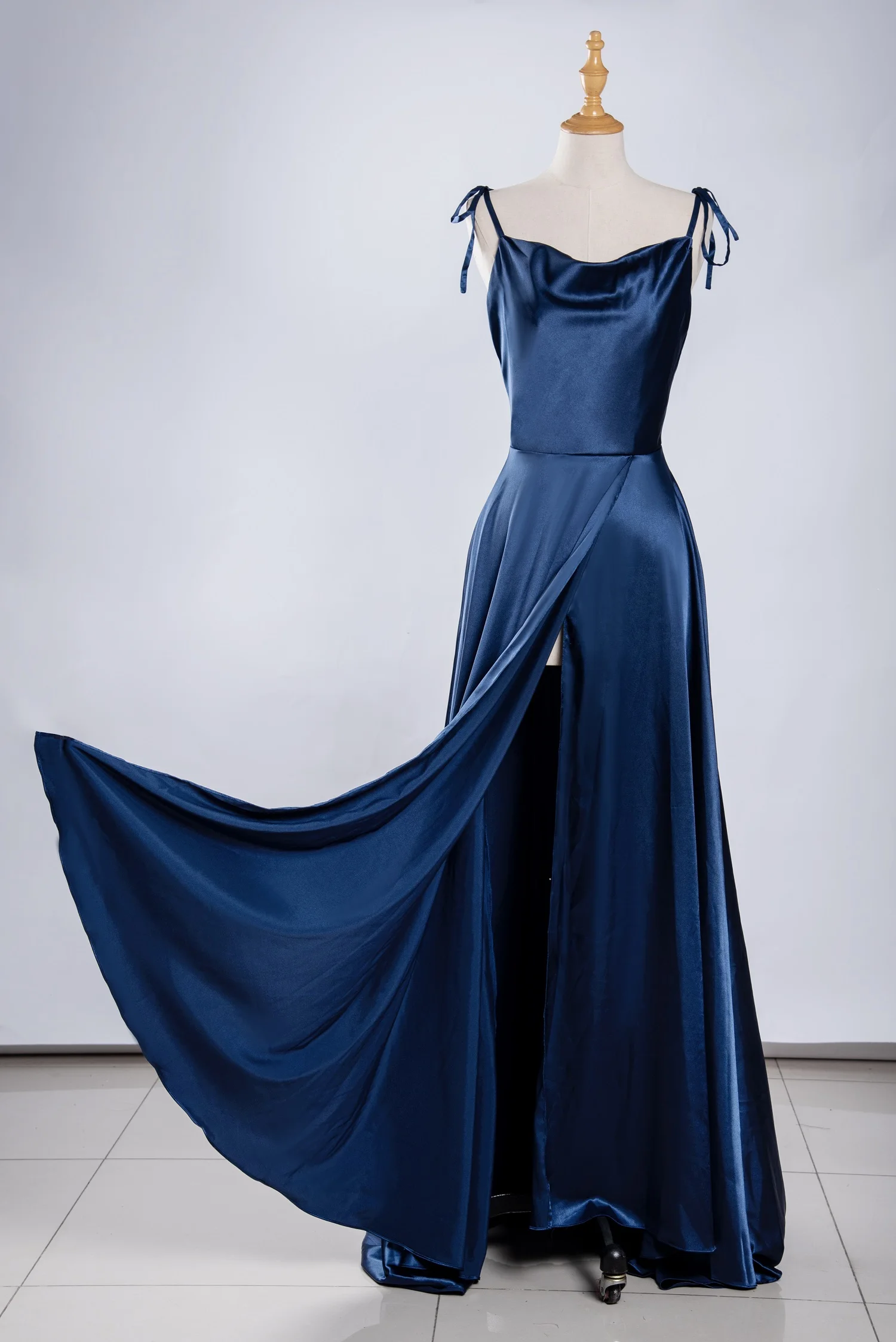 Vestido de fiesta de satén con tirantes finos ajustables para mujer, vestido largo de fiesta de noche formal con cuello vuelto azul marino y bolsillos