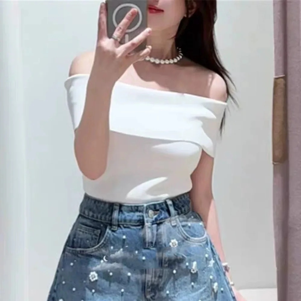 Damski letni nowy biały sweter z dzianiny na jedno ramię z krótkim rękawem i elastycznym topem na co dzień