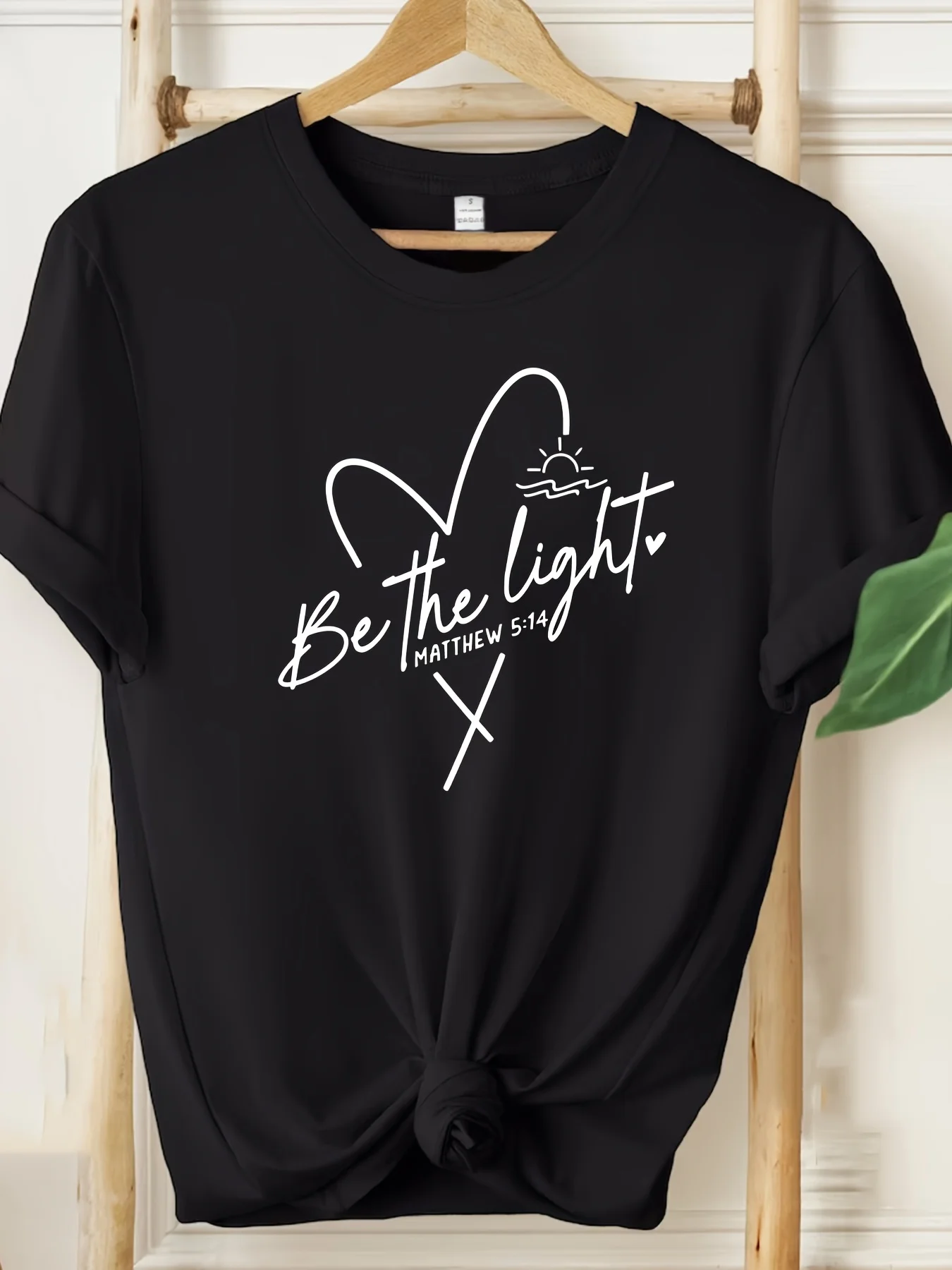 

Be the Light "Женская вдохновляющая большая футболка" — повседневная черная футболка с рисунком сердца и солнца, с коротким рукавом и круглым вырезом
