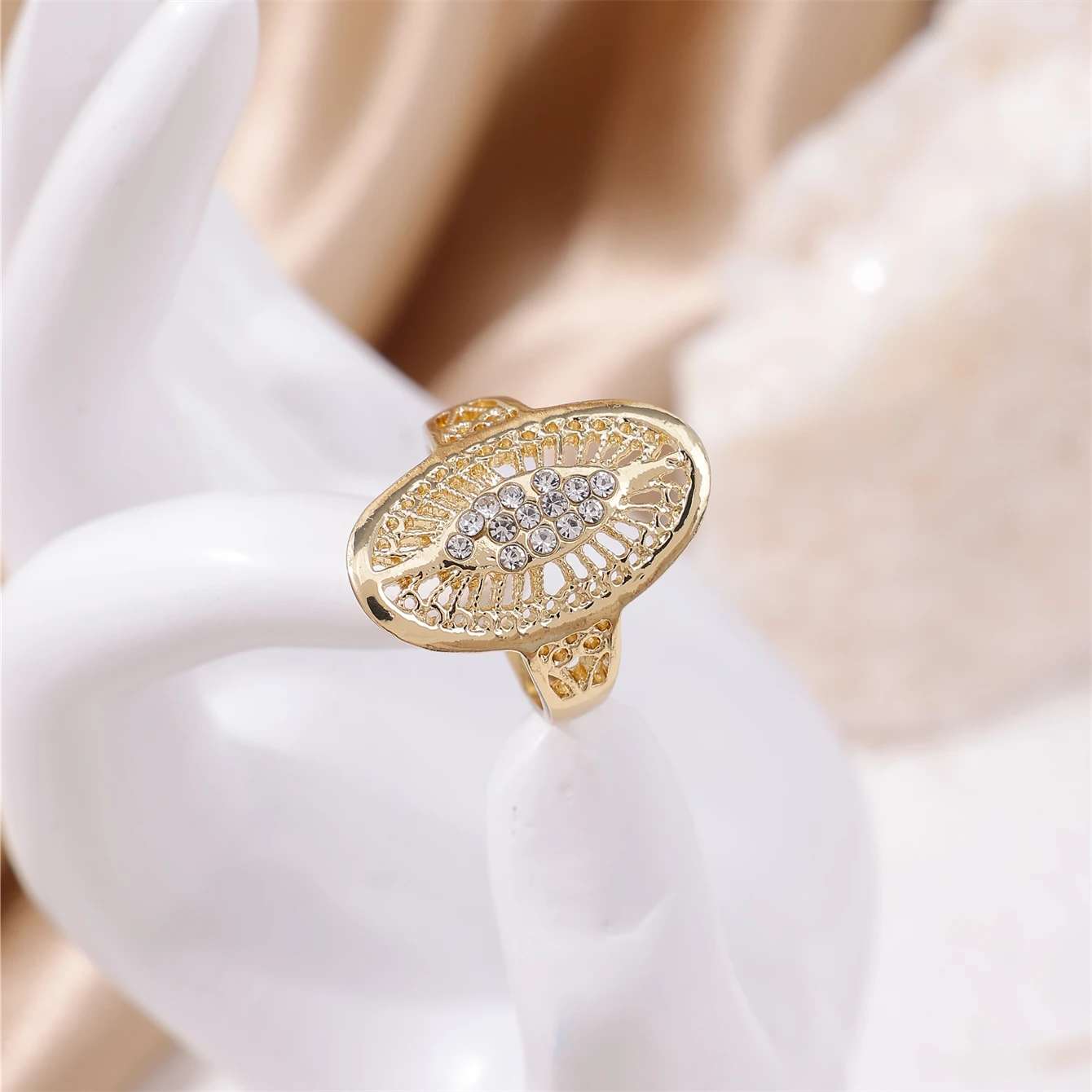 Simple And Delicate Lady's Ring Alloy Ring Inlaid With Rhinestone French Retro Bride Jewelry