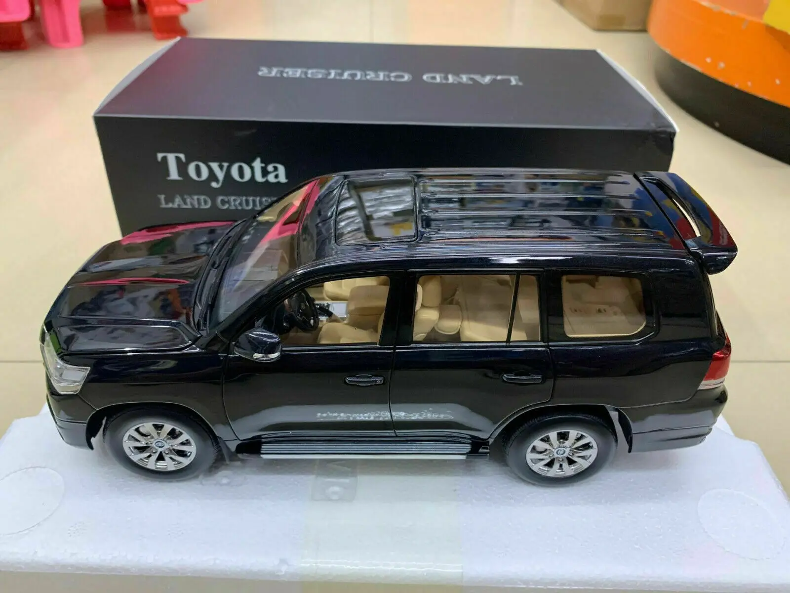 Keng Fai Land Cruiser Black 1:18 Scale DieCast Limited Edition High-Quality Model SUV