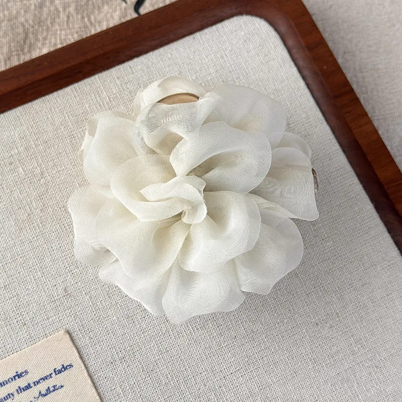 Ätherische Tüll-Kamelienblüten-Haarspange mit Haifischzahn-Verschluss: Strandhaarschmuck im Urlaubsstil für halb hochgesteckte Frisuren – Detail 10