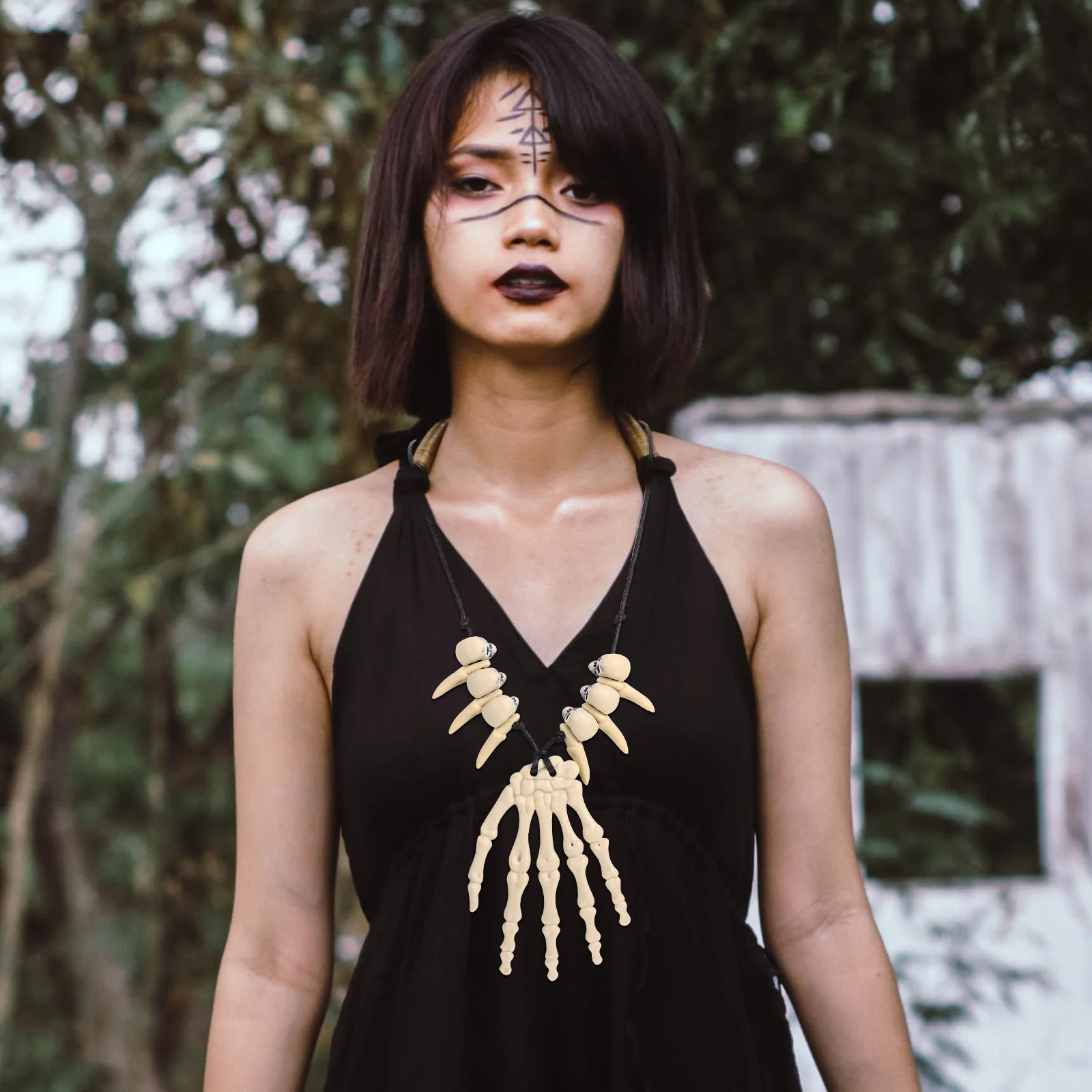 Collana con teschio H Bone Collane di Halloween Catena beige Ciondolo retrò Accessorio per costume Materiale in resina Regalo di gioielli