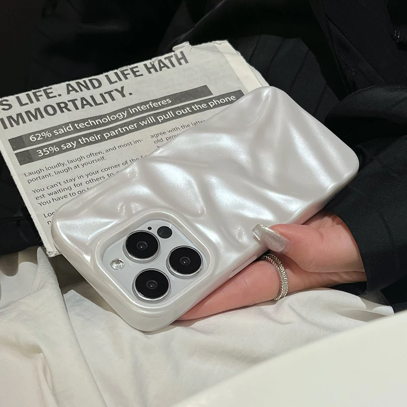 Perlweißes Falt-Textur-Gehäuse für iPhone 16 13 14 11 12 17 18 Pro Max 15 Plus Stilvolle Glänzende Weiche TPU-Handyrückseite – Detail 9