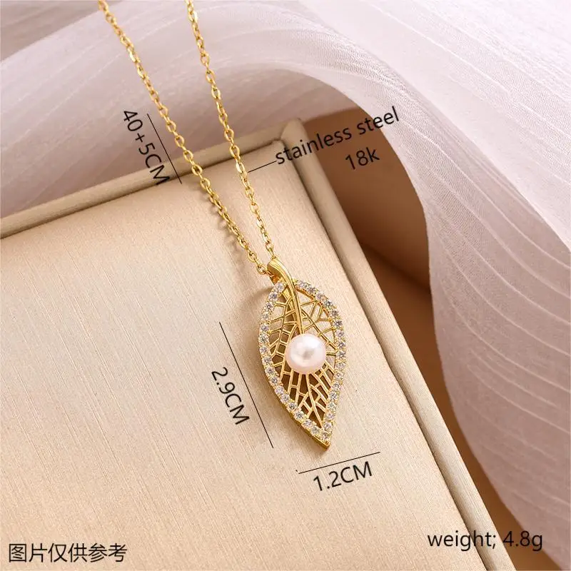 Collana da donna con foglie scavate, imitazione di perle e catena alla moda con clavicola in acciaio al titanio