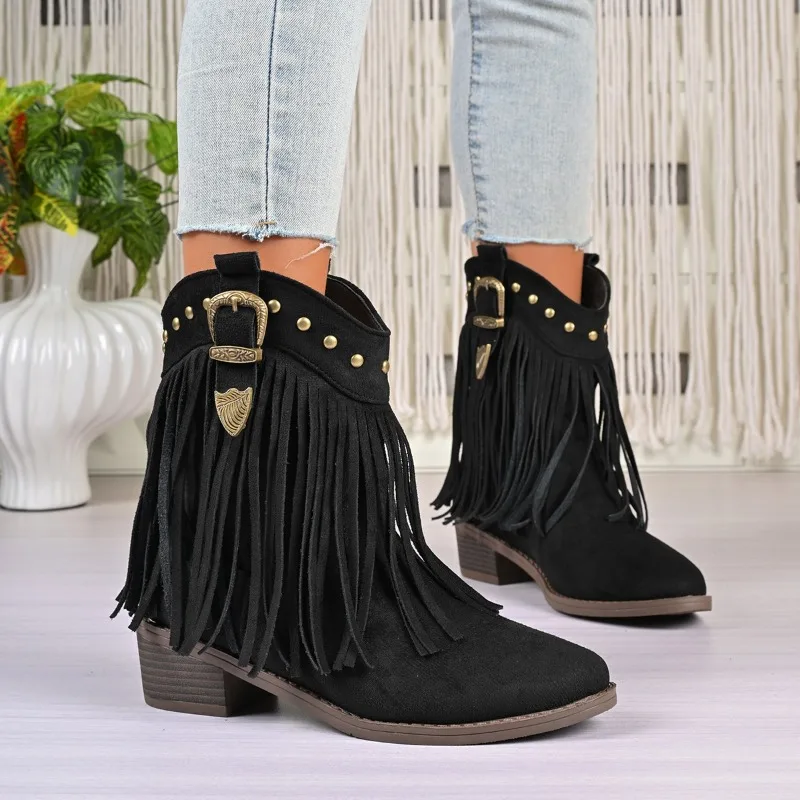 

Новые женские ботинки на одинарном каблуке с металлической пряжкой и заклепками, модные замшевые ботинки с острым носком и кисточками