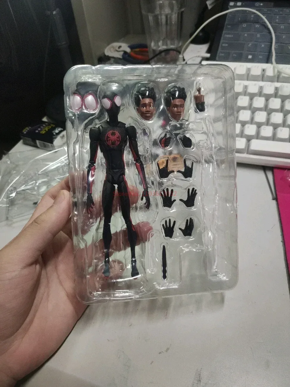 Tokoh aksi Spider-Man Hottoys Marvel S.H.Figuarts Miles Morales Gwen Stacy Spider-Man melintasi figur mainan Spider-Verse