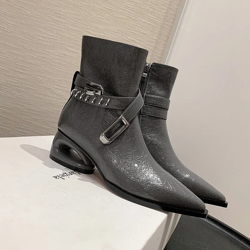 

Зима 2022, новые кожаные короткие сапоги с пряжкой на ремне, острым носком, толстым каблуком и боковой молнией, женские серые короткие сапоги в модном стиле для поездок на работу