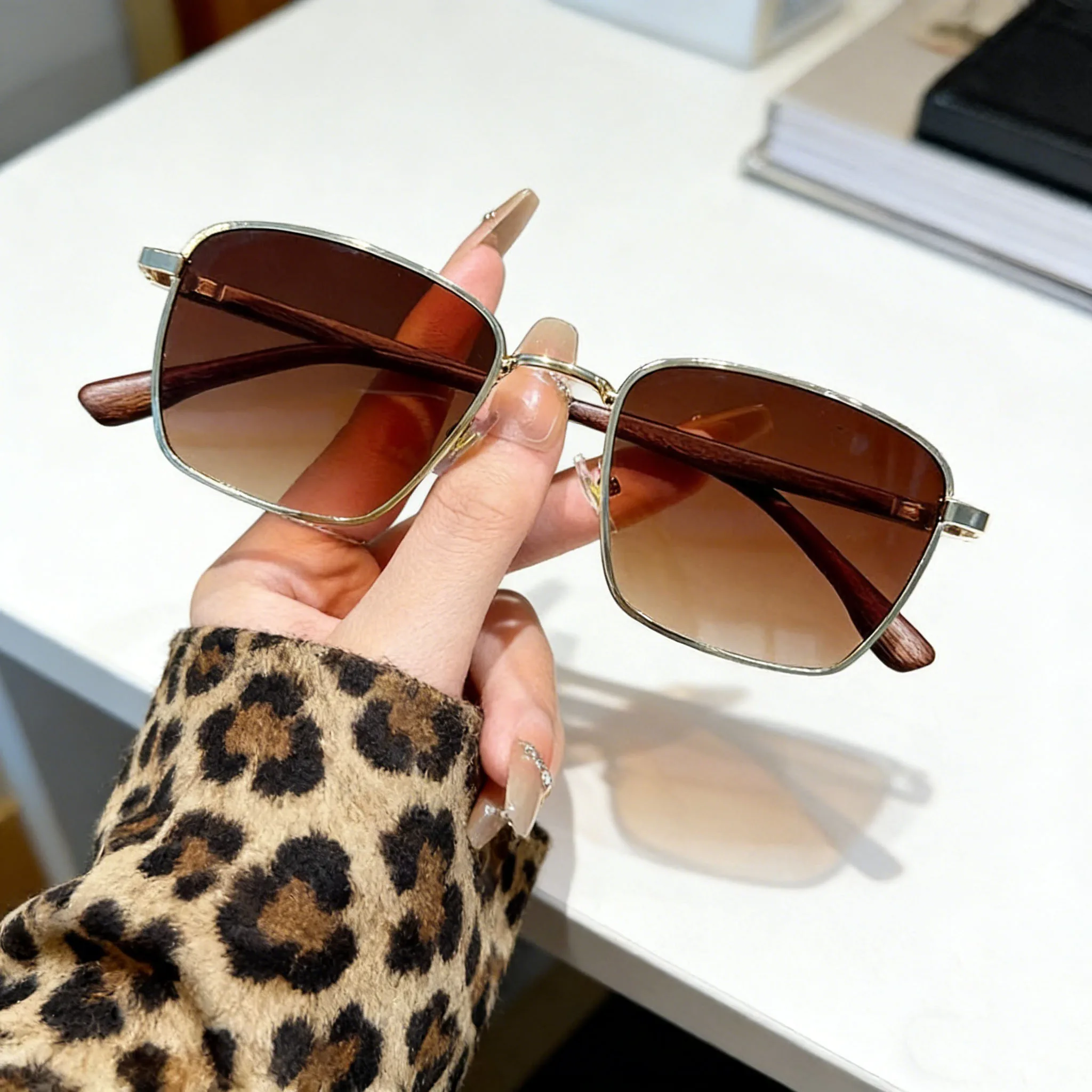 

2026 New Fashionable Metal Box Women's Sunglasses Outdoor Retro Neutral High Quality Wood Grain Leg UV400 Sunscreen Glasses