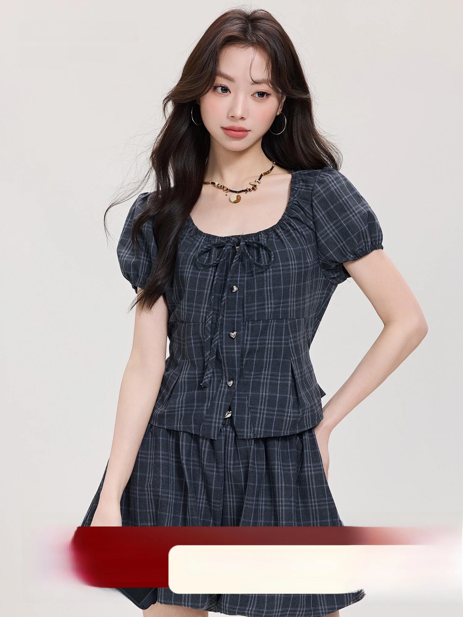 

Комплект из двух предметов: рубашка в клетку с высокой талией и шорты-бриджи, женский летний наряд в студенческом стиле, с рукавами-фонариками, из дышащей ткани