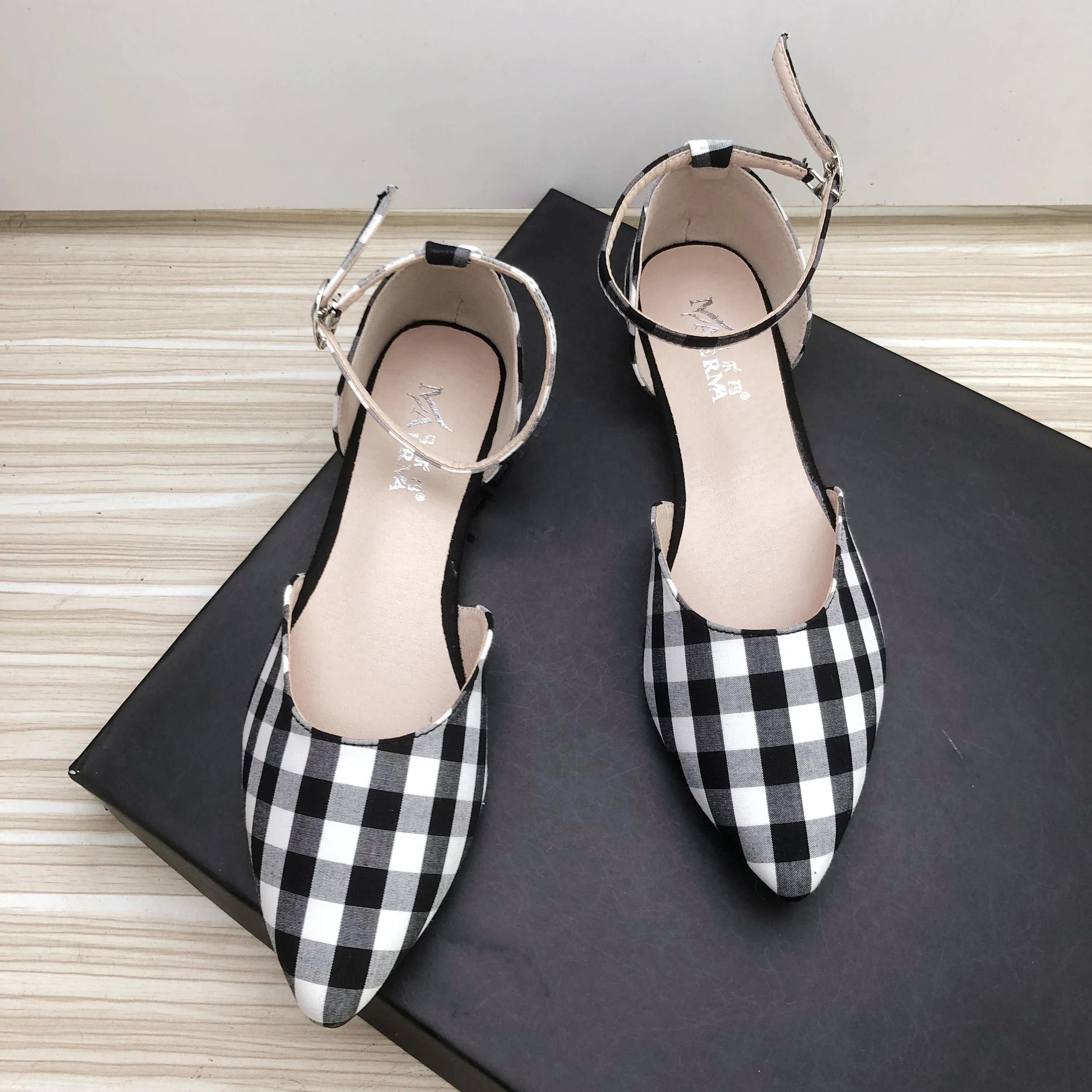 2023 Summer New Women Shoes Black Check Plaid Pointed Toe Flat Heel Sandals for Girls Soft Sole Nice Quality Size 33-43 Flats