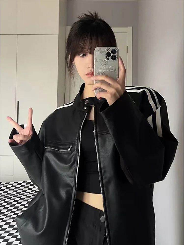 Giacca Nera da Donna con Colletto Rialzato, Stile Motociclista Americano, Design Slim Fit, Cappotto Corto in Pelle PU, Motivo a Righe